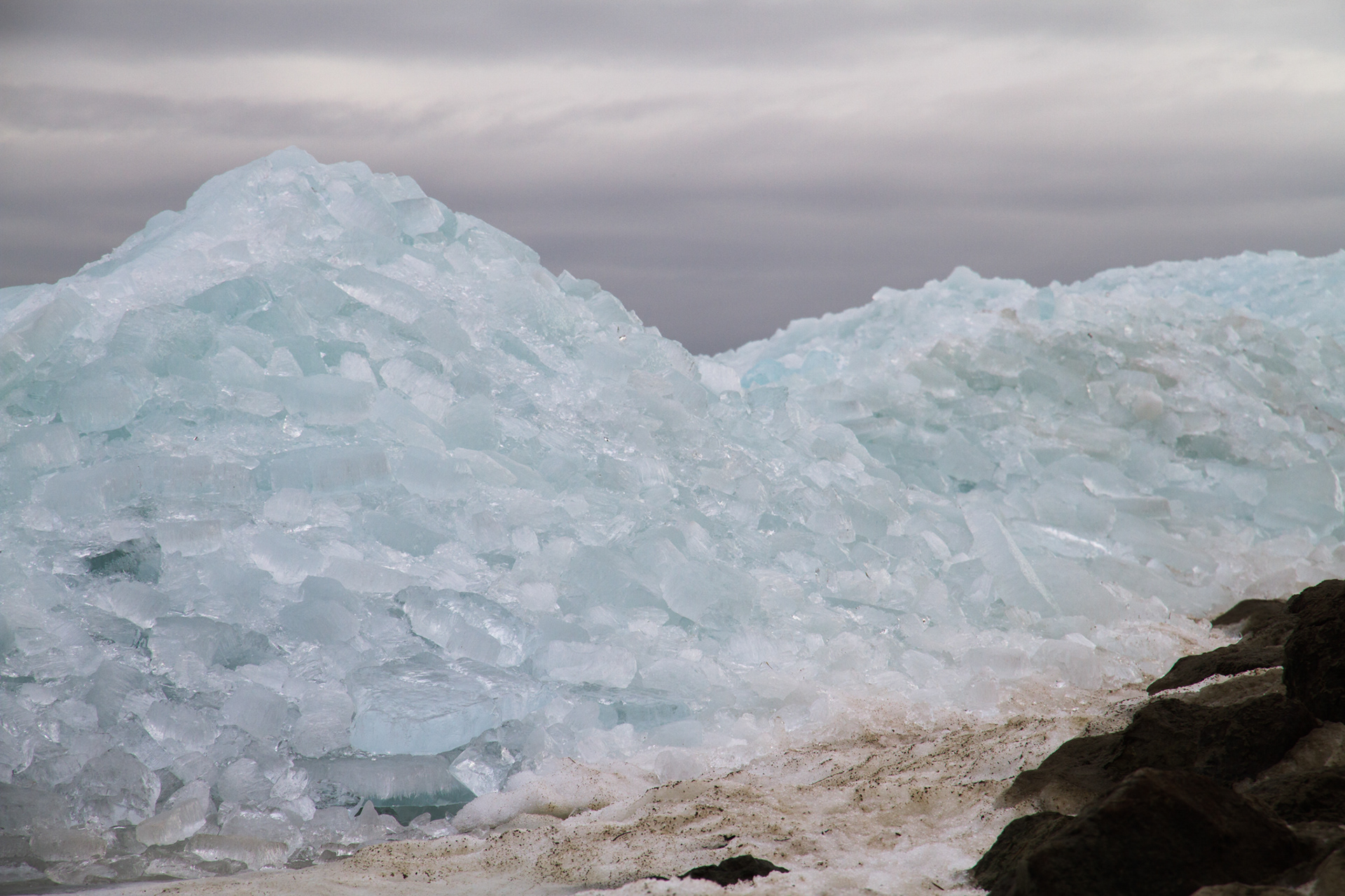 Kruiend ijs langs de dijk bij Andijk in Noord Holland.