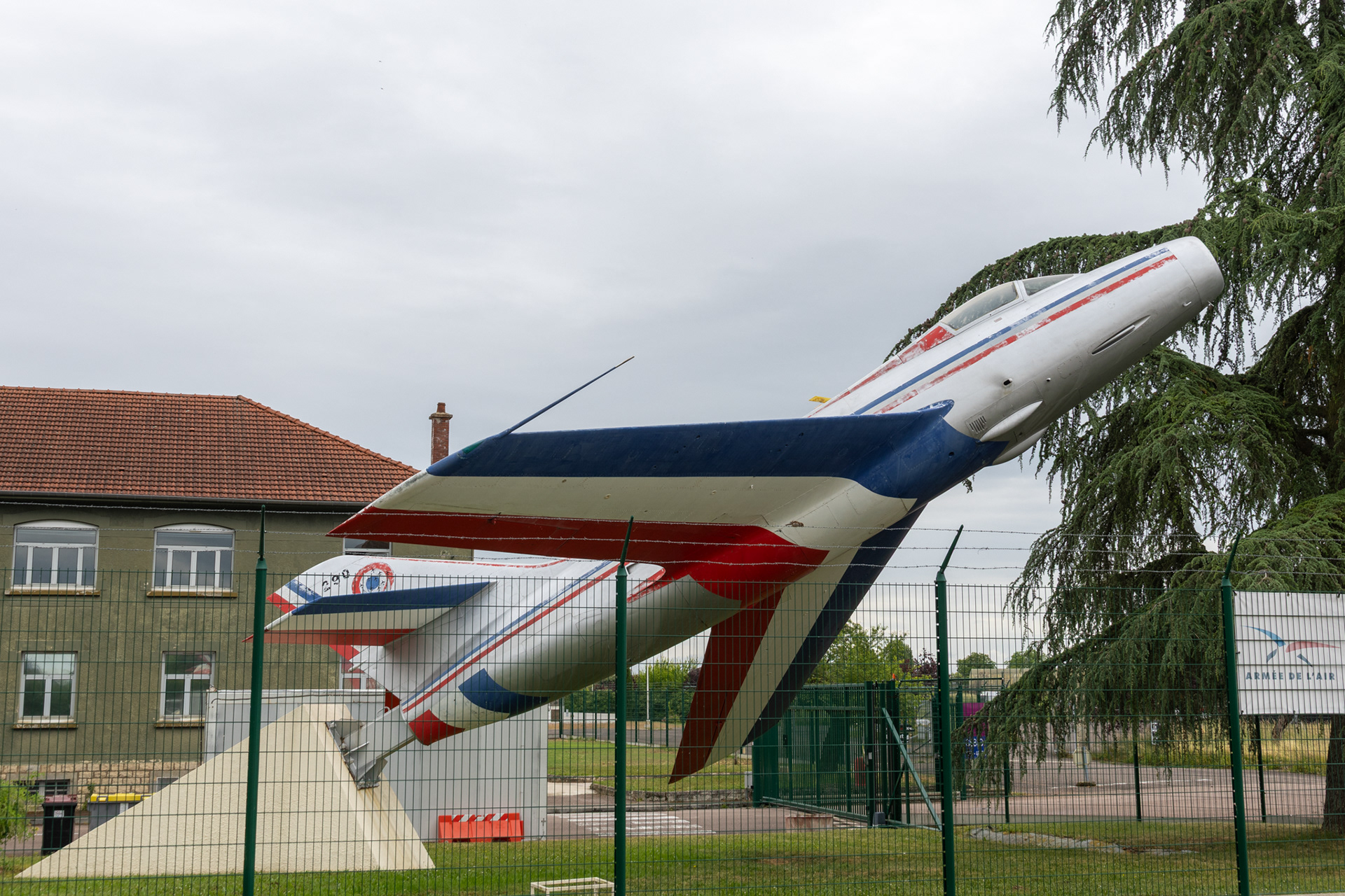 Deze Dassault Mystere IV A met als registratie 290 vloog ooit bij de Franse L'Armee de l'Aire, maar staat nu op een paal bij het vliegveld van Dijon-Longvic