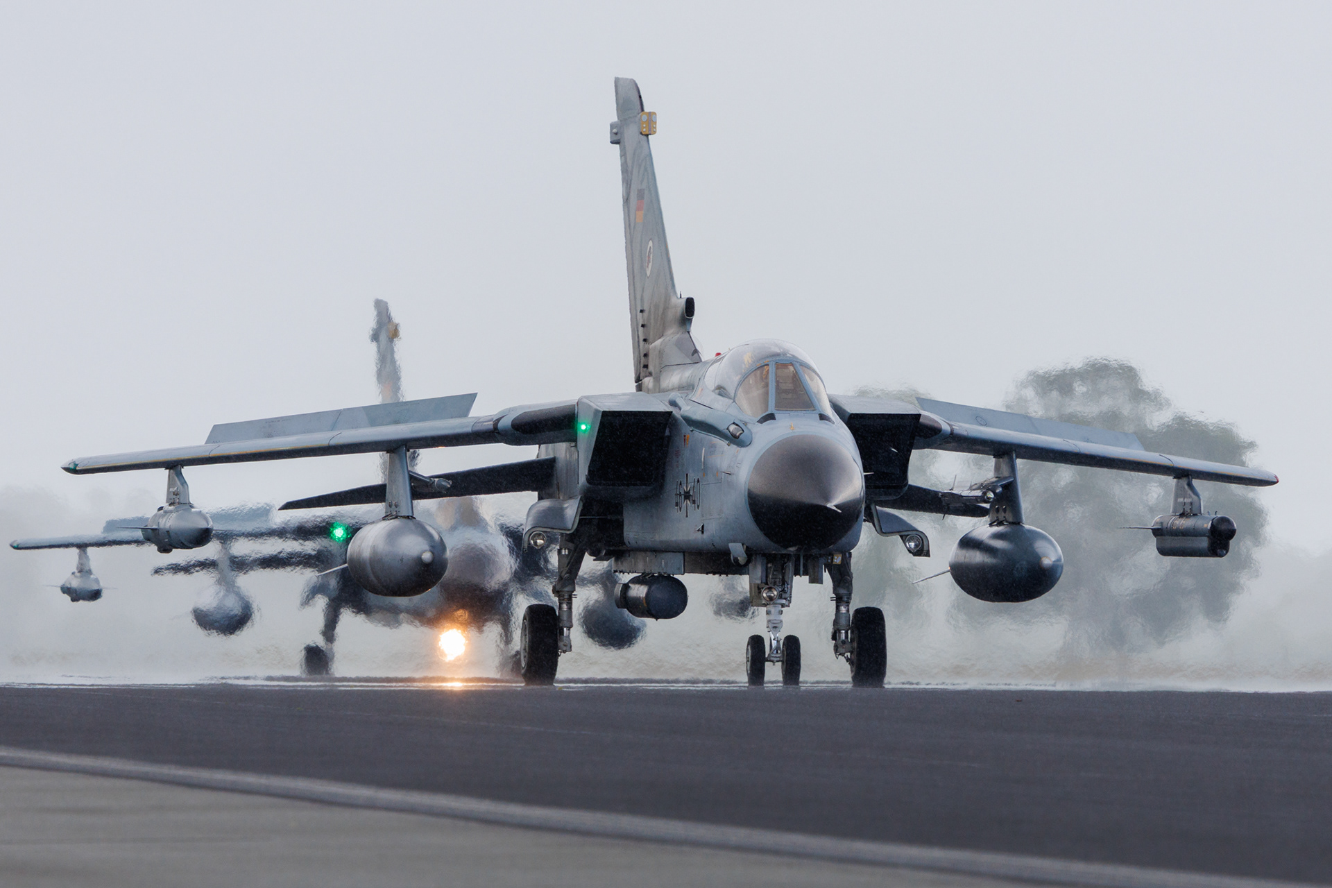 Deze Duitse Tornado's reden in de stromende regen voorbij tijdens de Tigermeet Spottersdag in Jagel in 2024. Het gaf een unieke sfeer aan het moment.
