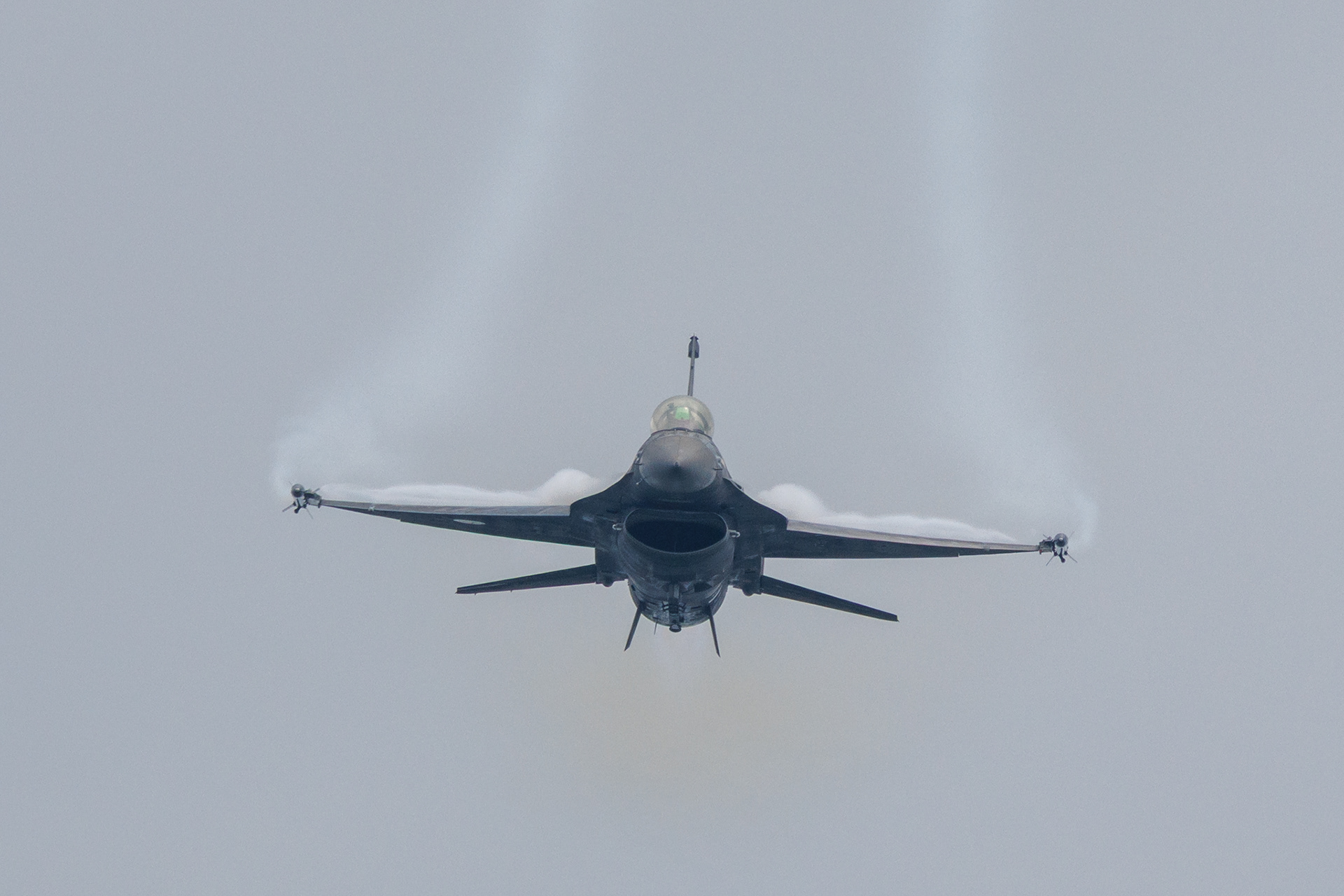 Griekse F16 komt uit een looping recht op ons afvliegen.