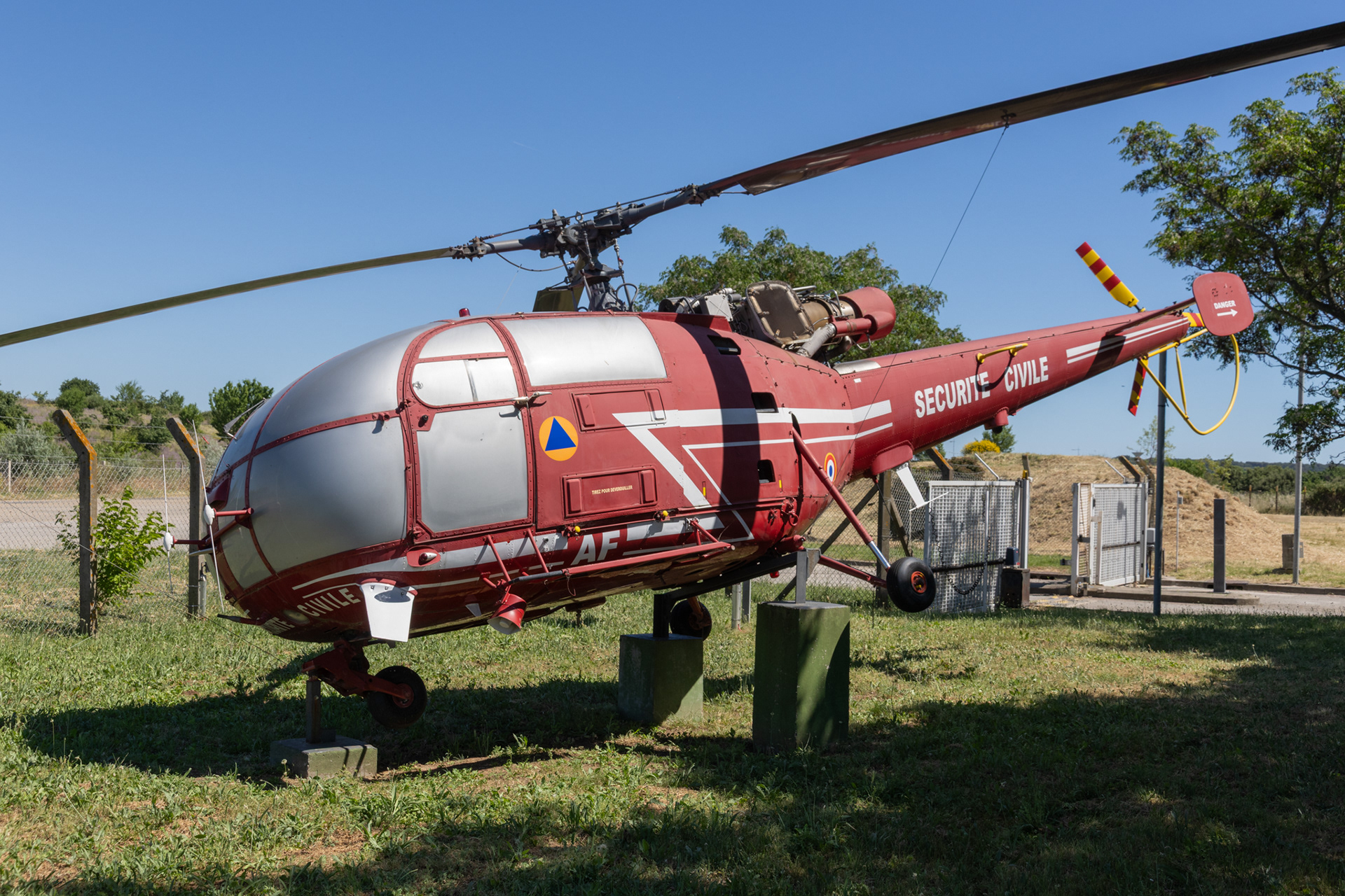 Deze Sud Alouette III van de Securite Civile - met registratie F-ZBAF- staat tentoongesteld bij de ingang van het Securite Civile gedeelte van Nimes Garons.