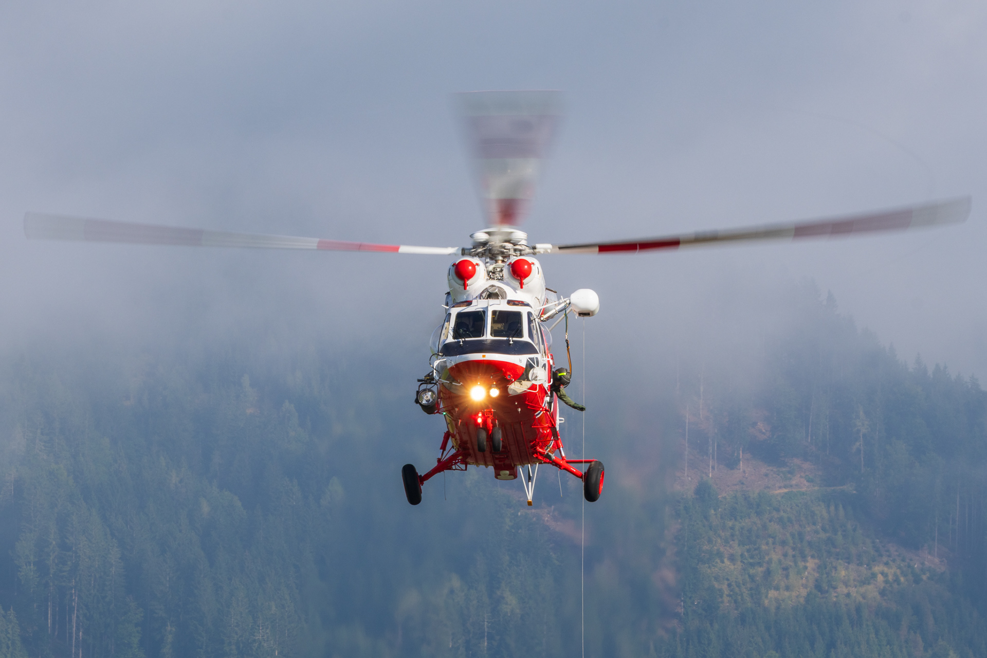 De Search and Rescue demonstratie van de Tsjechische W3 Sokol is absoluut indrukwekkend.