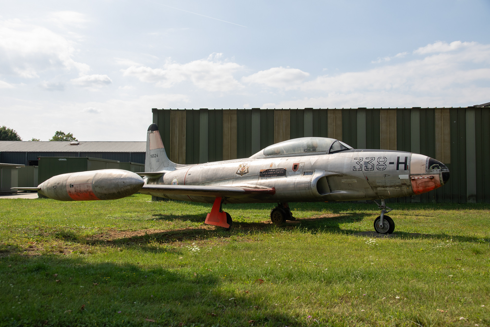 Lockheed T-33A staat op de vliegbasis Saint Dizier en heeft code 338-H.