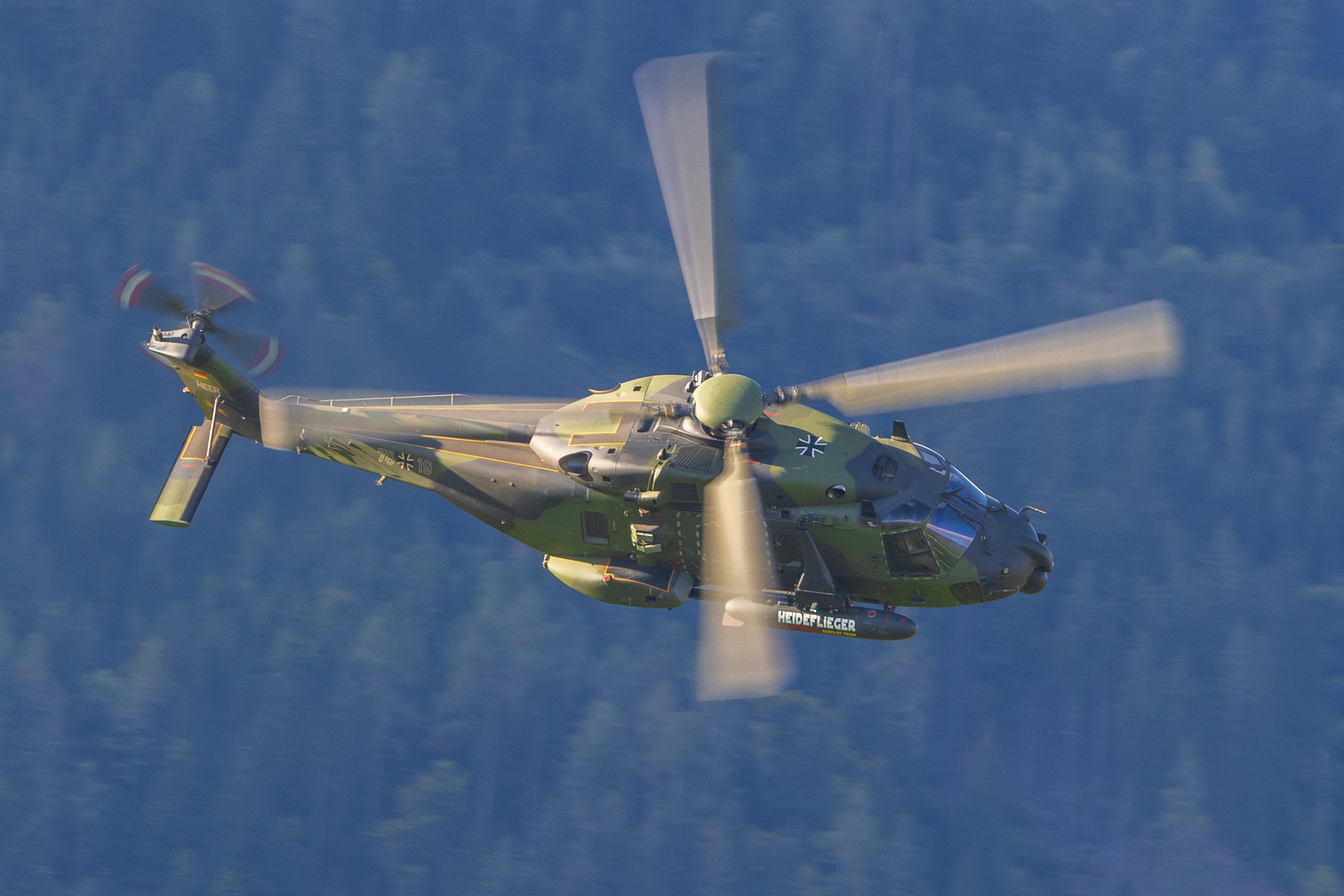 Het Bundesheer NH90 demoteam in actie tijdens Airpower 24.