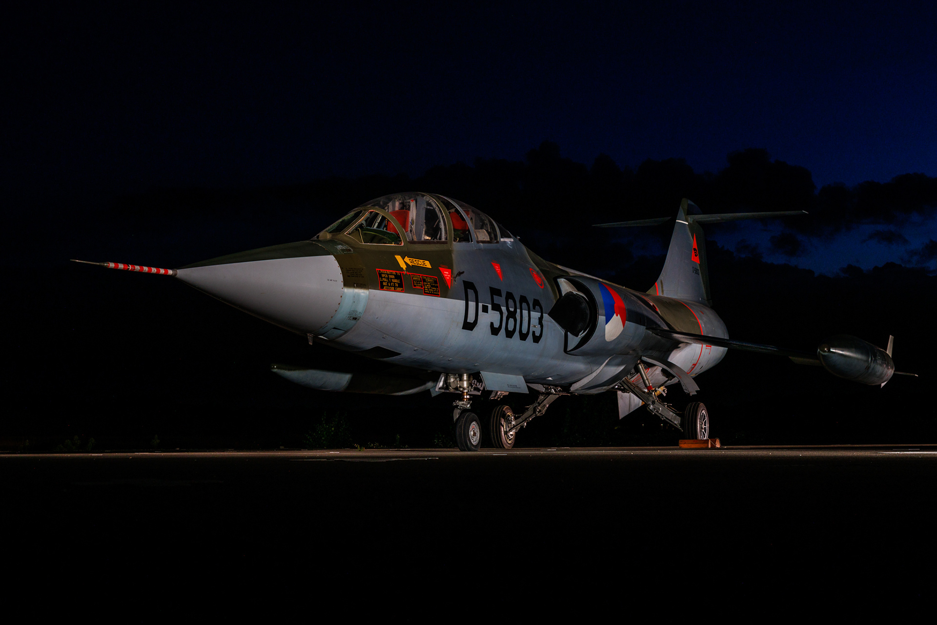 Lockheed F-104 Starfighter D-5803 van de Koninklijke Luchtmacht, nachtopname op de tarmac