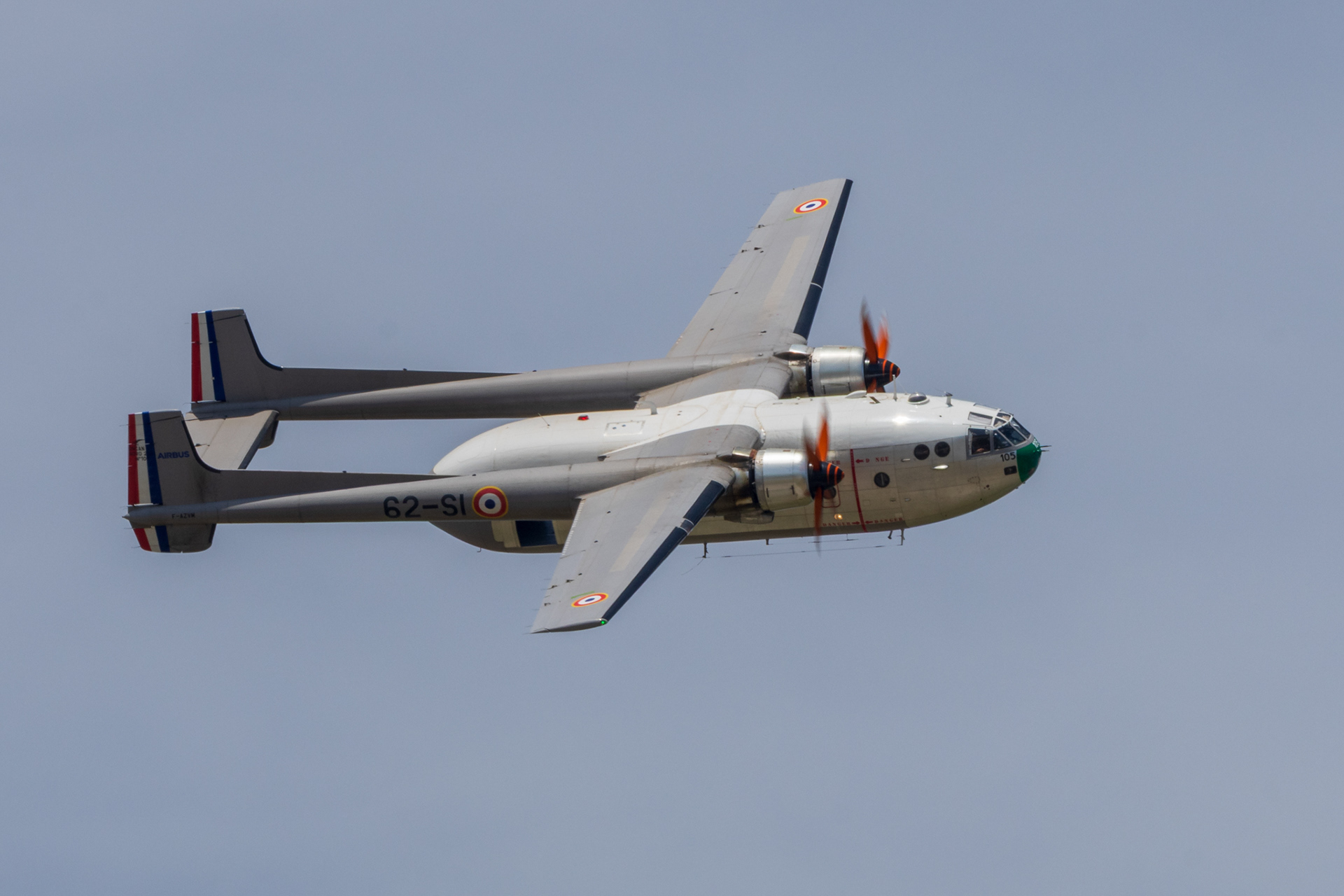 De enige nog vliegende Noratlas (met registratie F-AZVM) in actie tijdens de vliegshow in Hyeres.