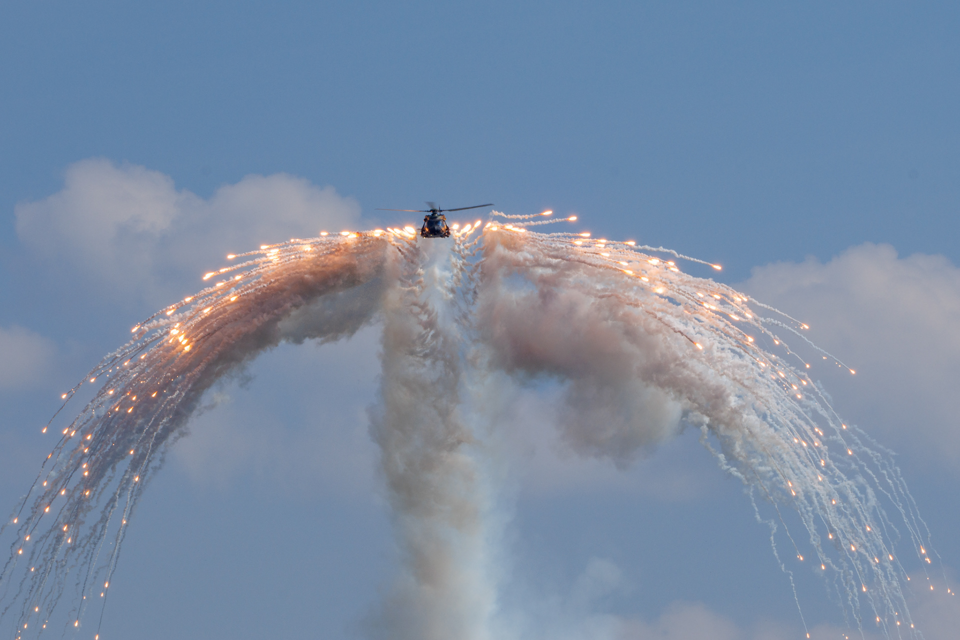 In een video voor de Tag der Bundeswehr in Fassberg zagen we dat een NH90 flares afschoot. Dat gebeurde uiteindelijk ook echt. Super indrukwekkend om mee te maken!