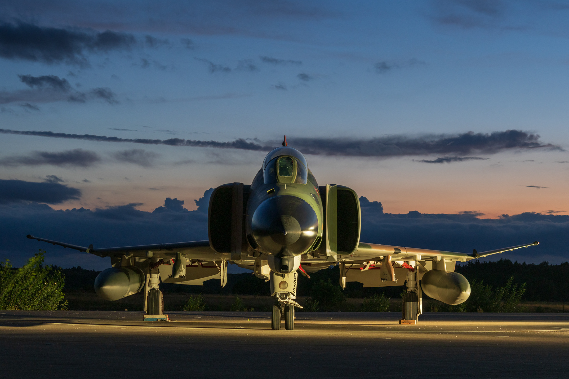 F-4 Phantom II tijdens een kleurrijke avondschemering
