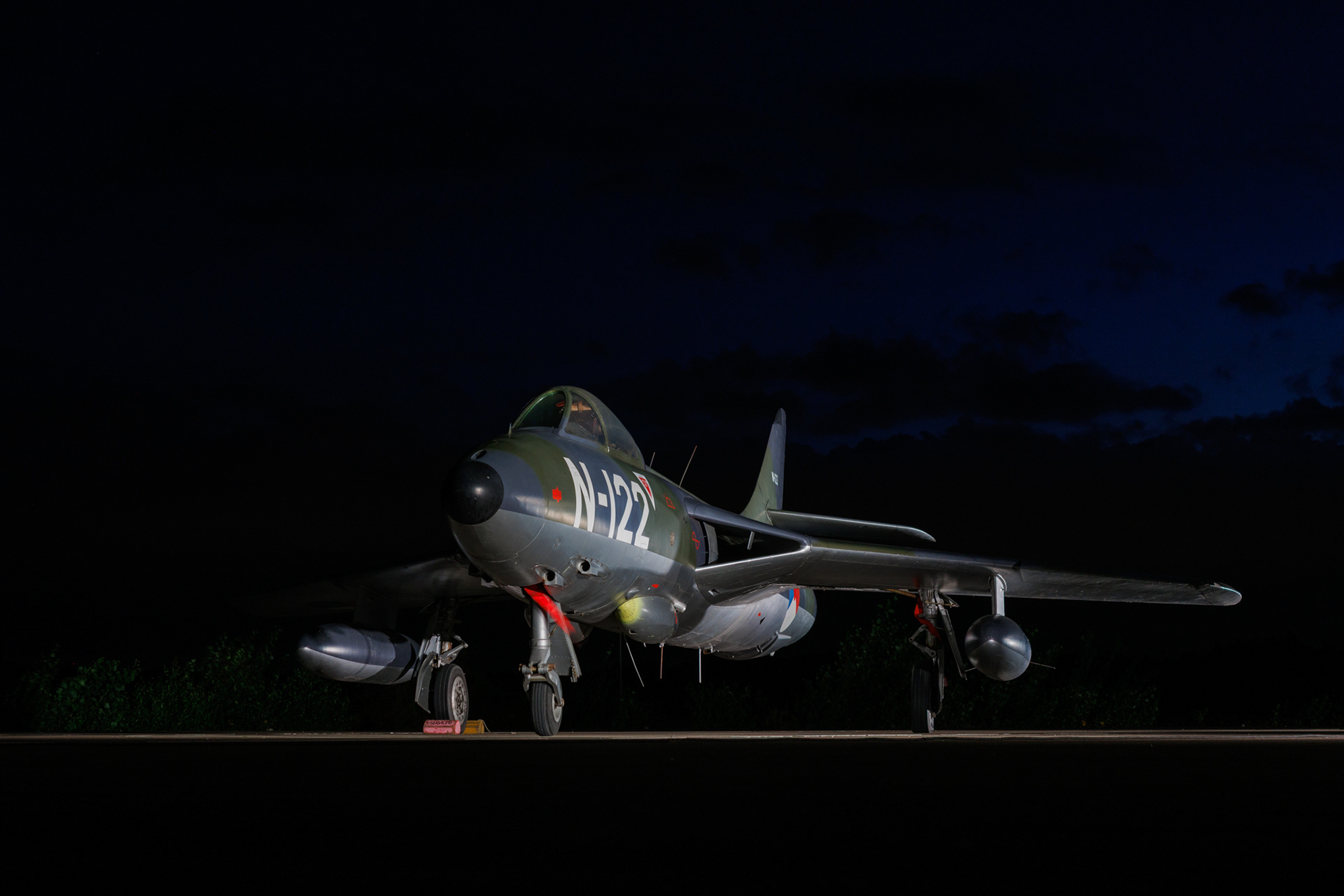 Hawker Hunter N-122 van de Koninklijke Luchtmacht, dramatisch verlicht in de avondlucht