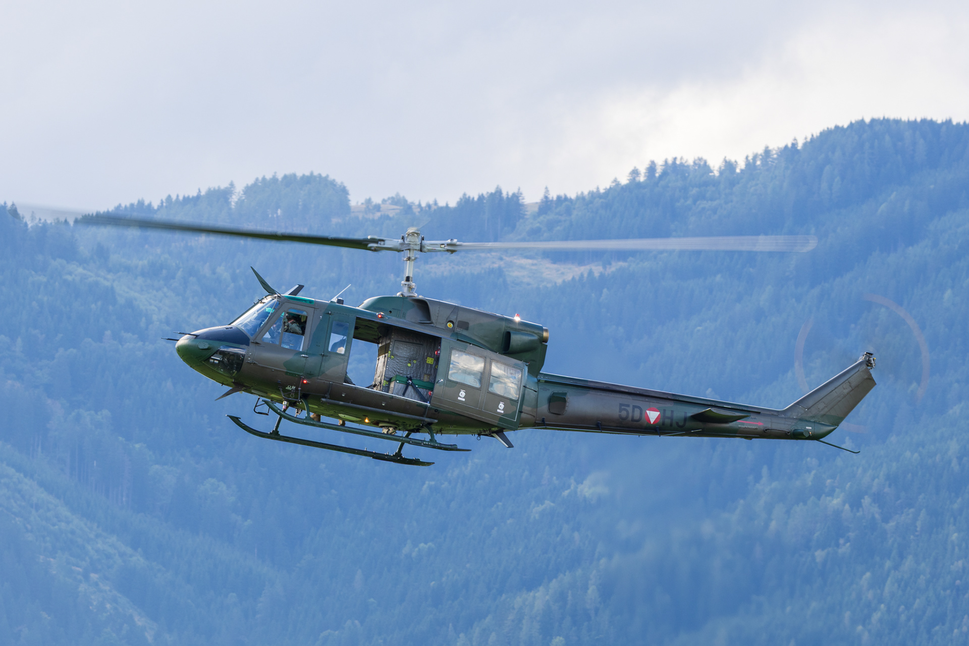 De Oostenrijkse luchtmacht vliegt met de AB212 voor het vervoeren van (maximaal 14) soldaten.