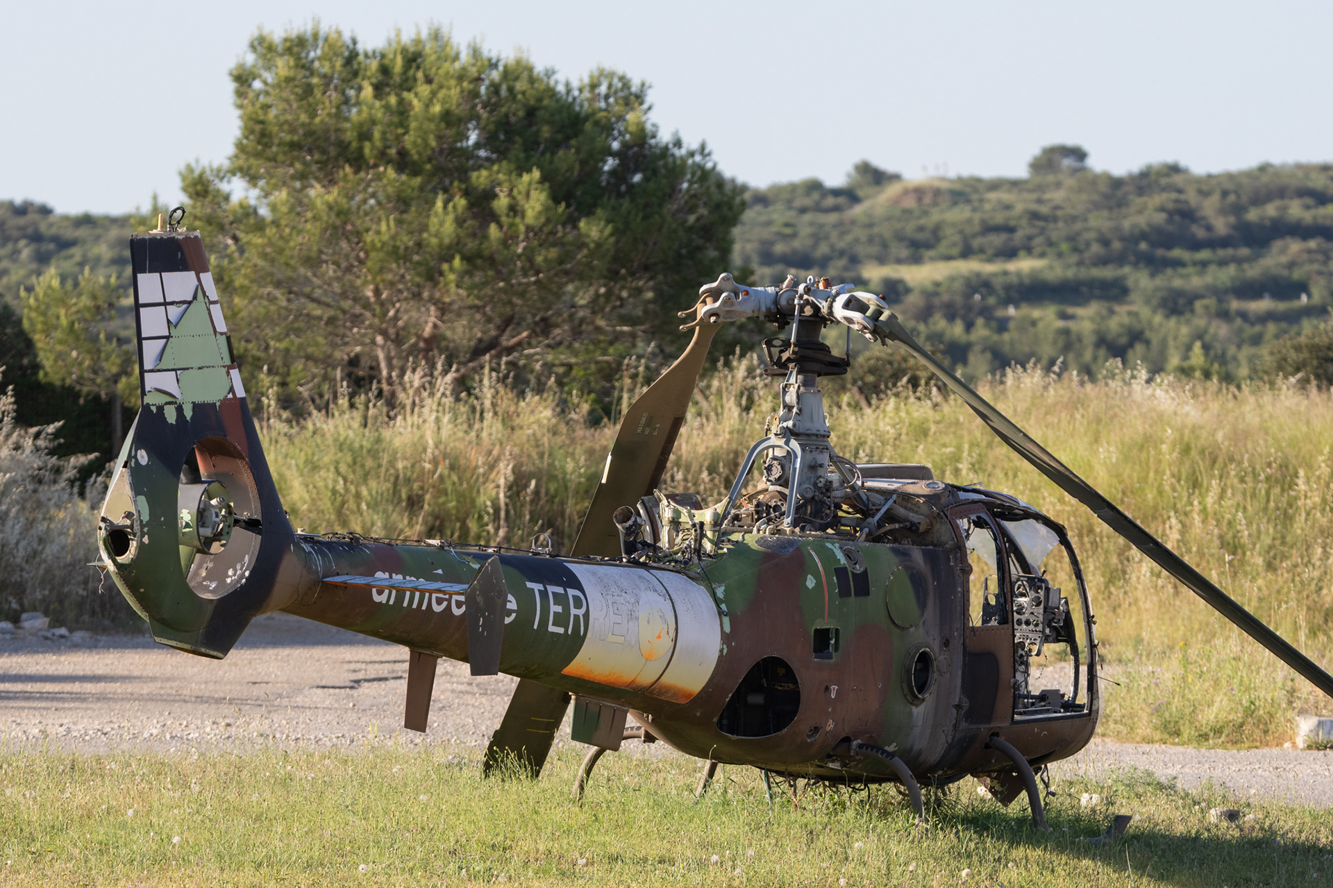 Deze Gazelle van de Franse Armee de Terre ligt op een oefenplaats in de buurt van Nimes.