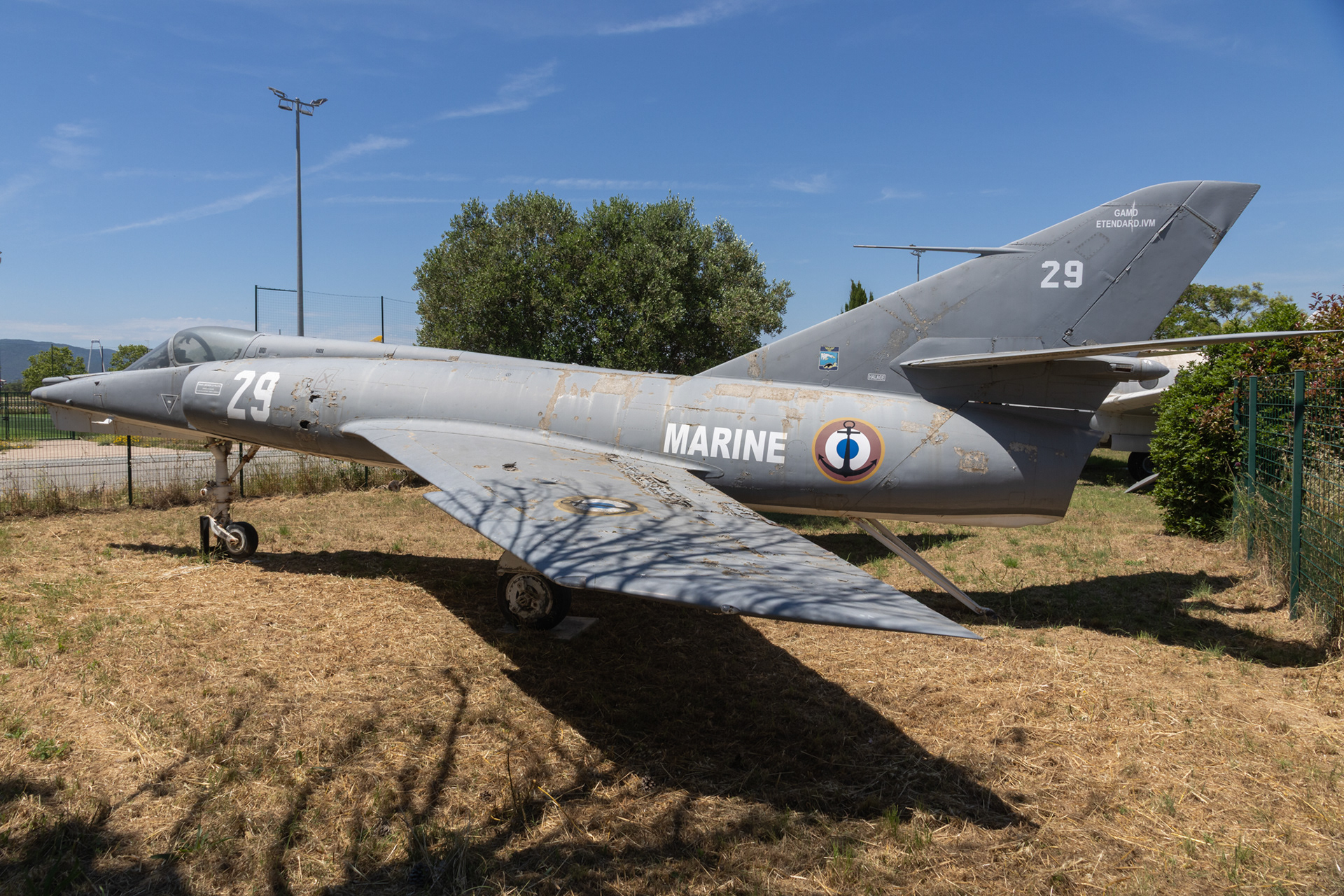Deze Dassault Etendard IV M (met als registratie 29) vloog ooit bij de Franse Marine en staat nu geparkeerd op de plek waar ooit het marinevliegveld was.