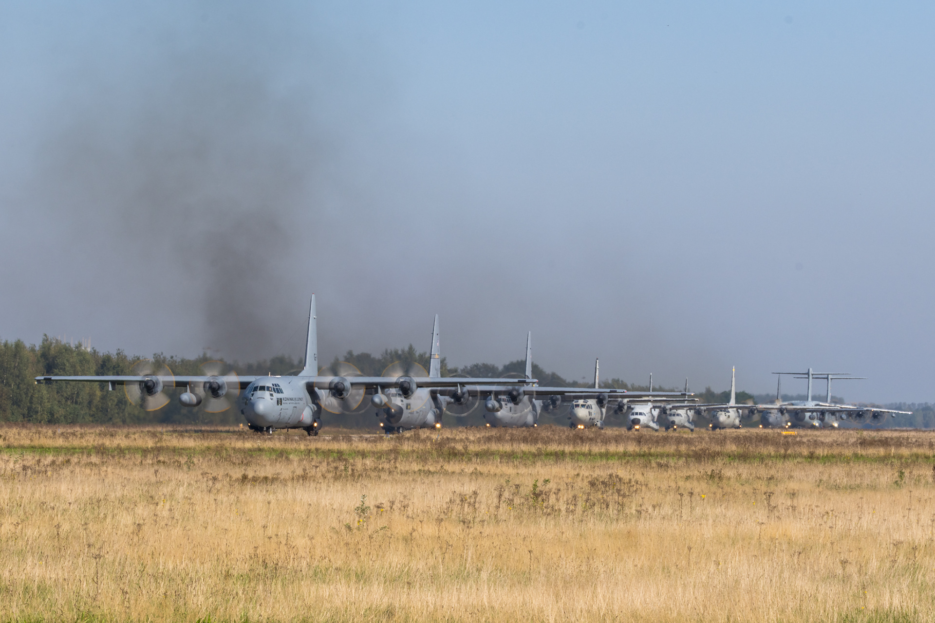 Een typische Falcon Leap foto: Alle deelnemende vliegtuigen in een lange rij achter elkaar op in 1 foto.