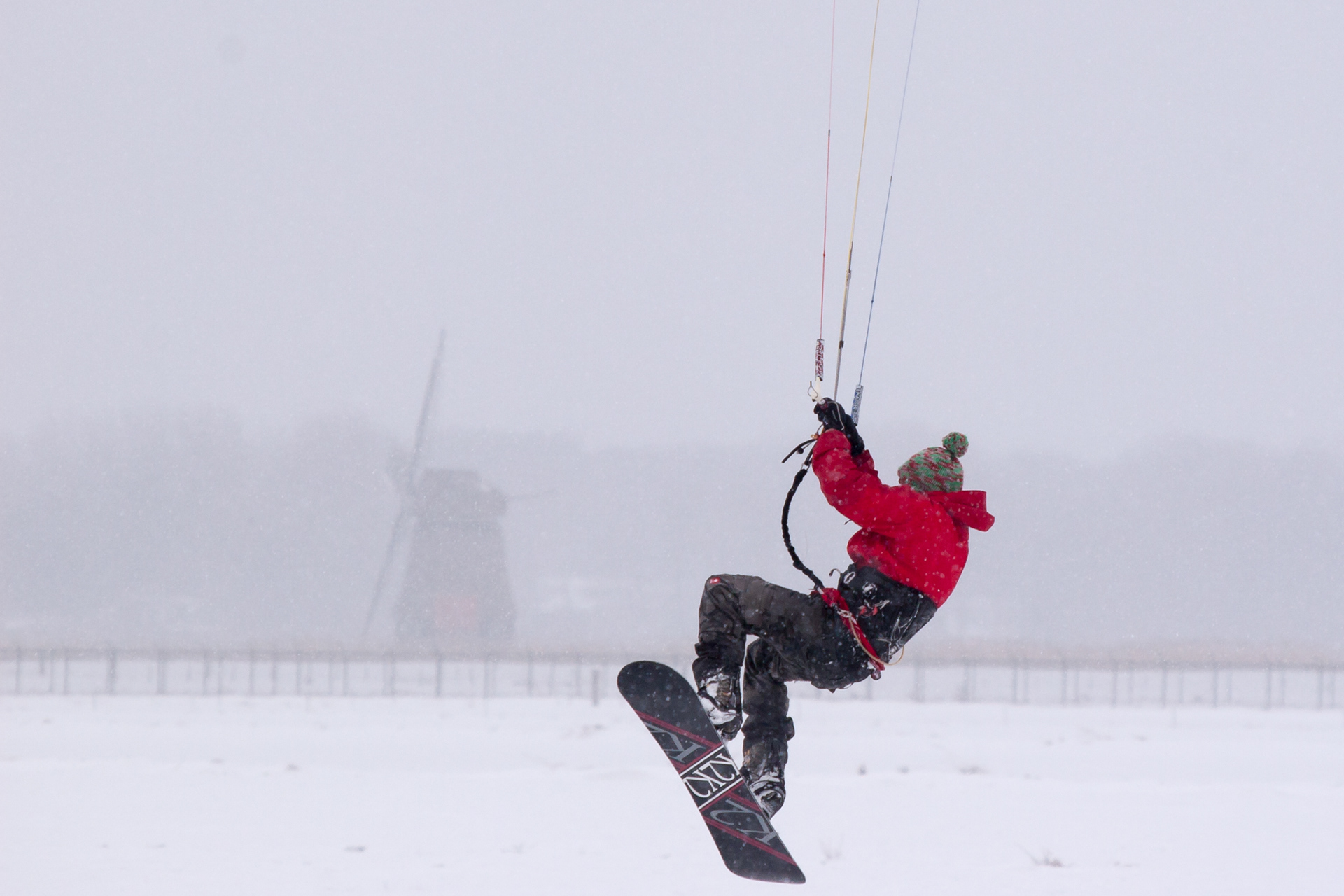 Kitesurfen in de sneeuw is toch erg bijzonder om te zien.