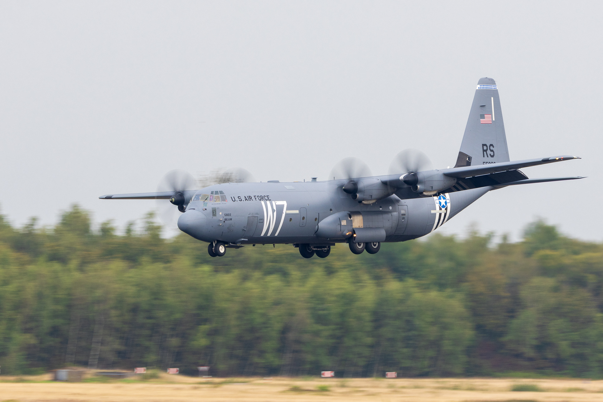 Een Amerikaanse C130  Hercules met bevrijdings markeringen op vliegbasis Eindhoven tijdens Falcon Leap 2025.