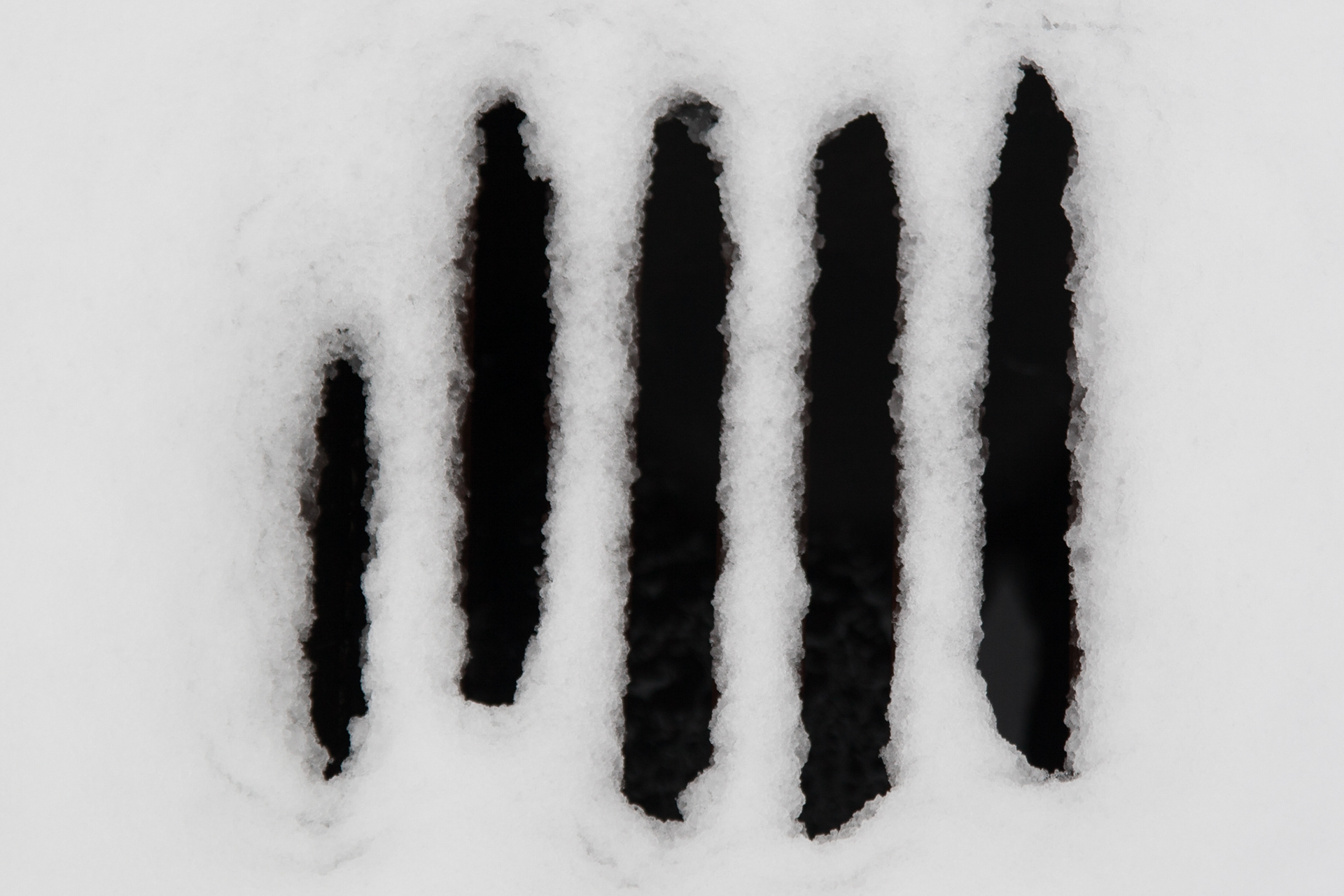 Zomaar een put in een besneeuwde weg.