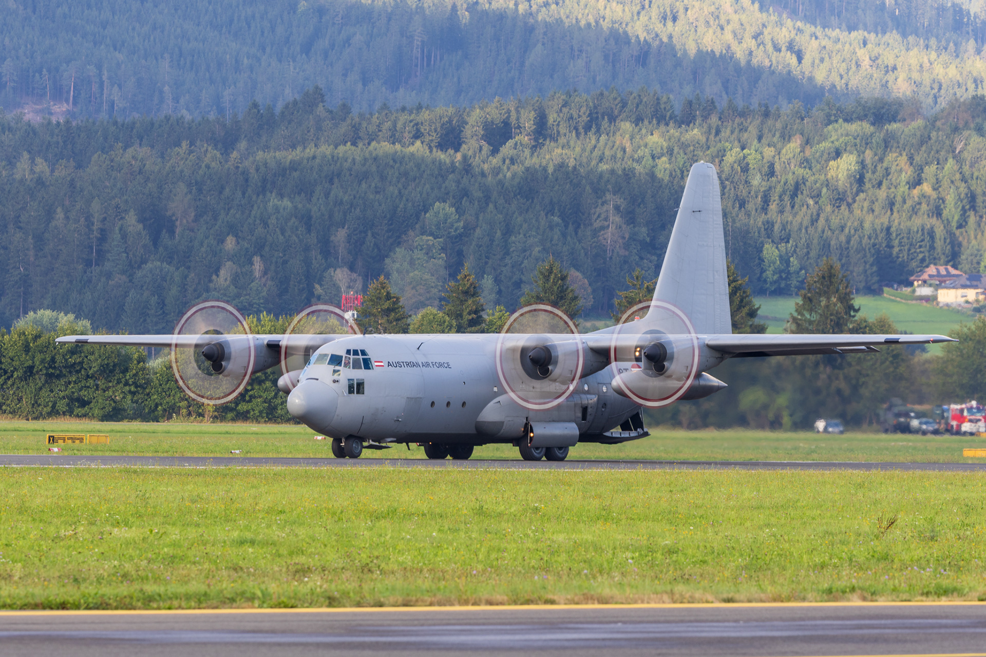 Het late middaglicht geeft de propellors van deze Oostenrijkse C130 een mooi accent.