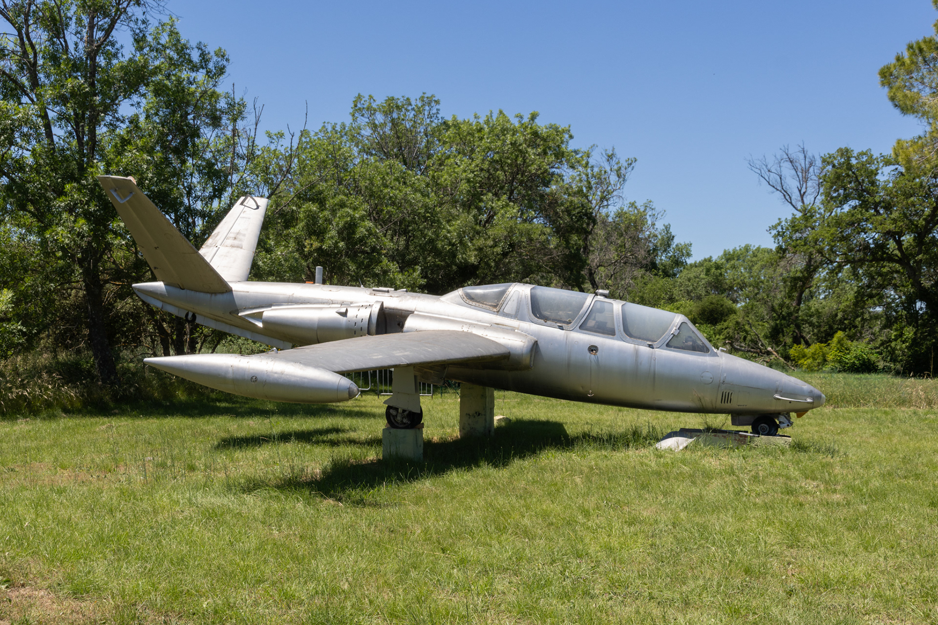 Fouga CM-170 Magister R met als registratie 522 en code F-WFTX is te vinden bij het vliegveld van Visan - Valreas in Frankrijk