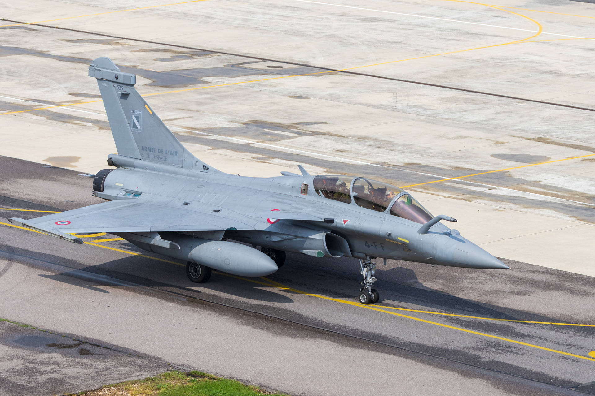 Franse Armée de l'Air Dassault Rafale B tweezitter, bovenaanzicht van taxiënd toestel gemaakt vanaf de verkeerstoren op  vliegbasis Saint Dizier.