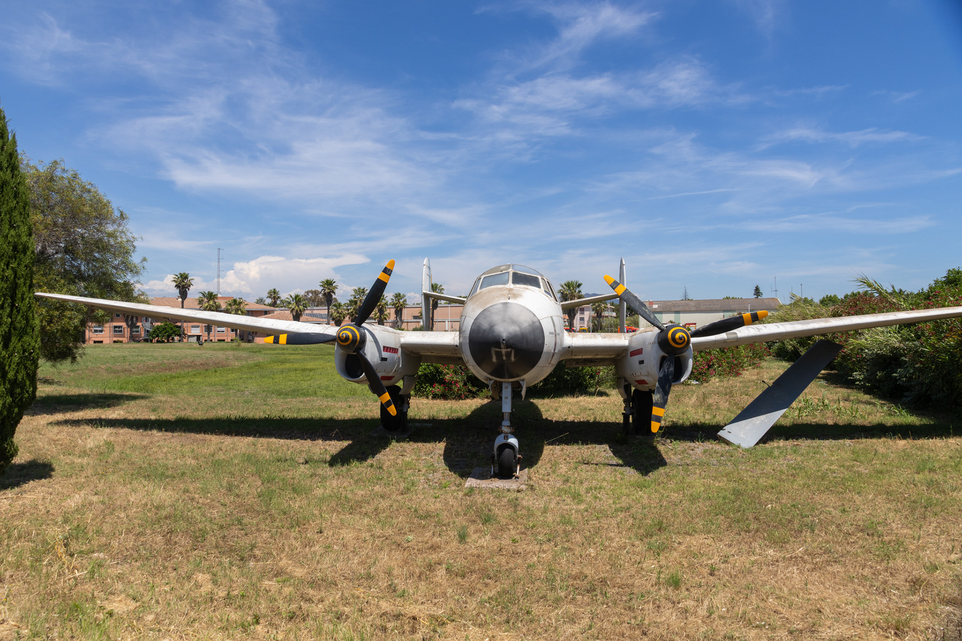 Deze 	Dassault Flamant MD.315 R met registratie 113 en code 30-QN vloog ooit bij de Franse Luchtmacht en staat nu geparkeerd op de plek waar ooit het marinevliegveld was.