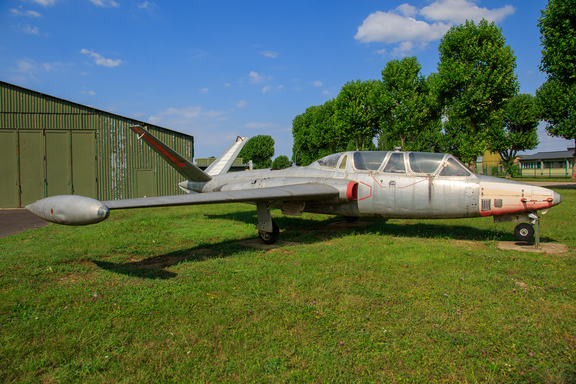 	Fouga CM-170 Magister R met registratie 46 staat op de vliegbasis van Saint Dizier.