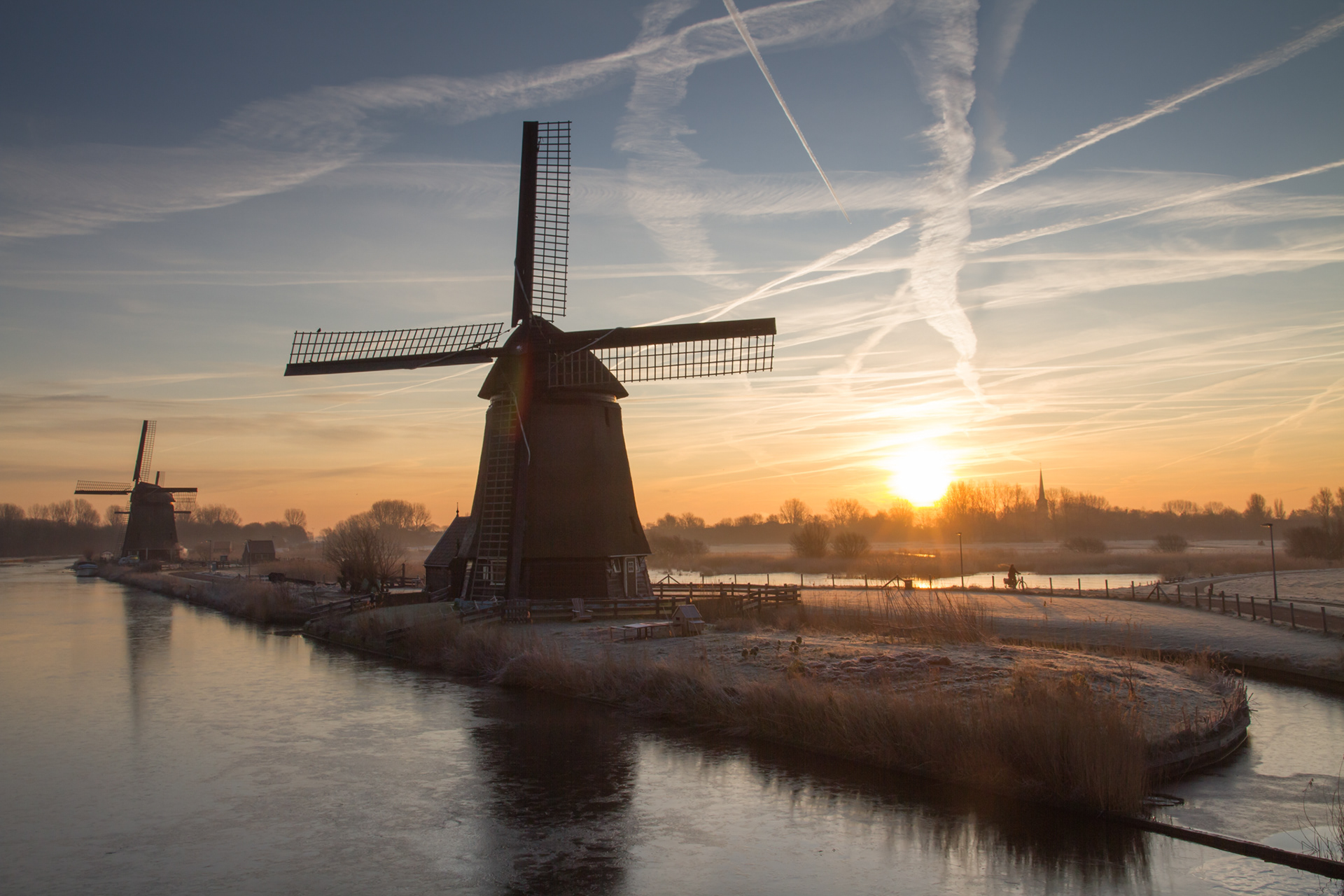Zonsopkomst boven de Oudorperpolder op een winterse ochtend.