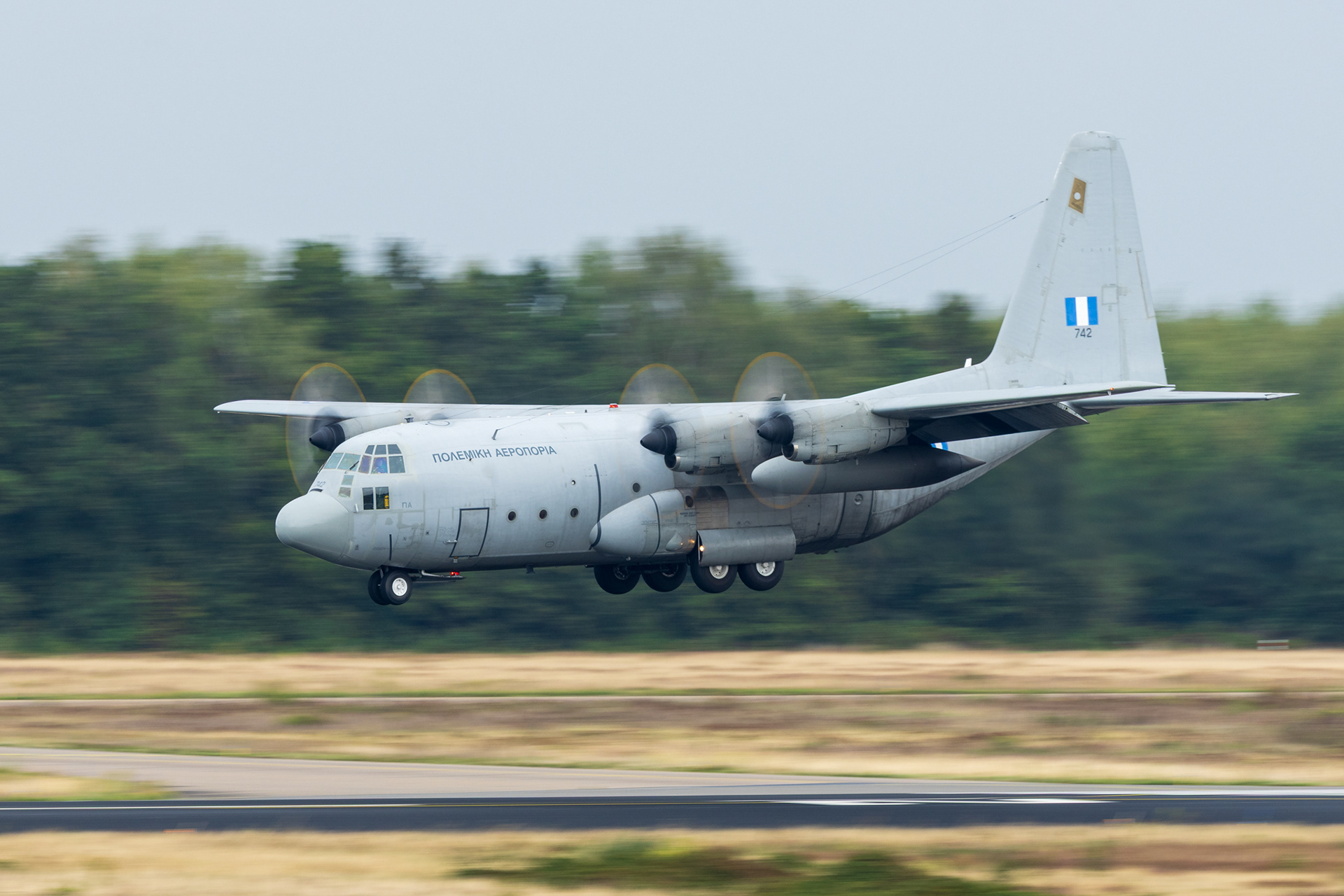 Een Griekse C130  Hercules op vliegbasis Eindhoven tijdens Falcon Leap 2025.