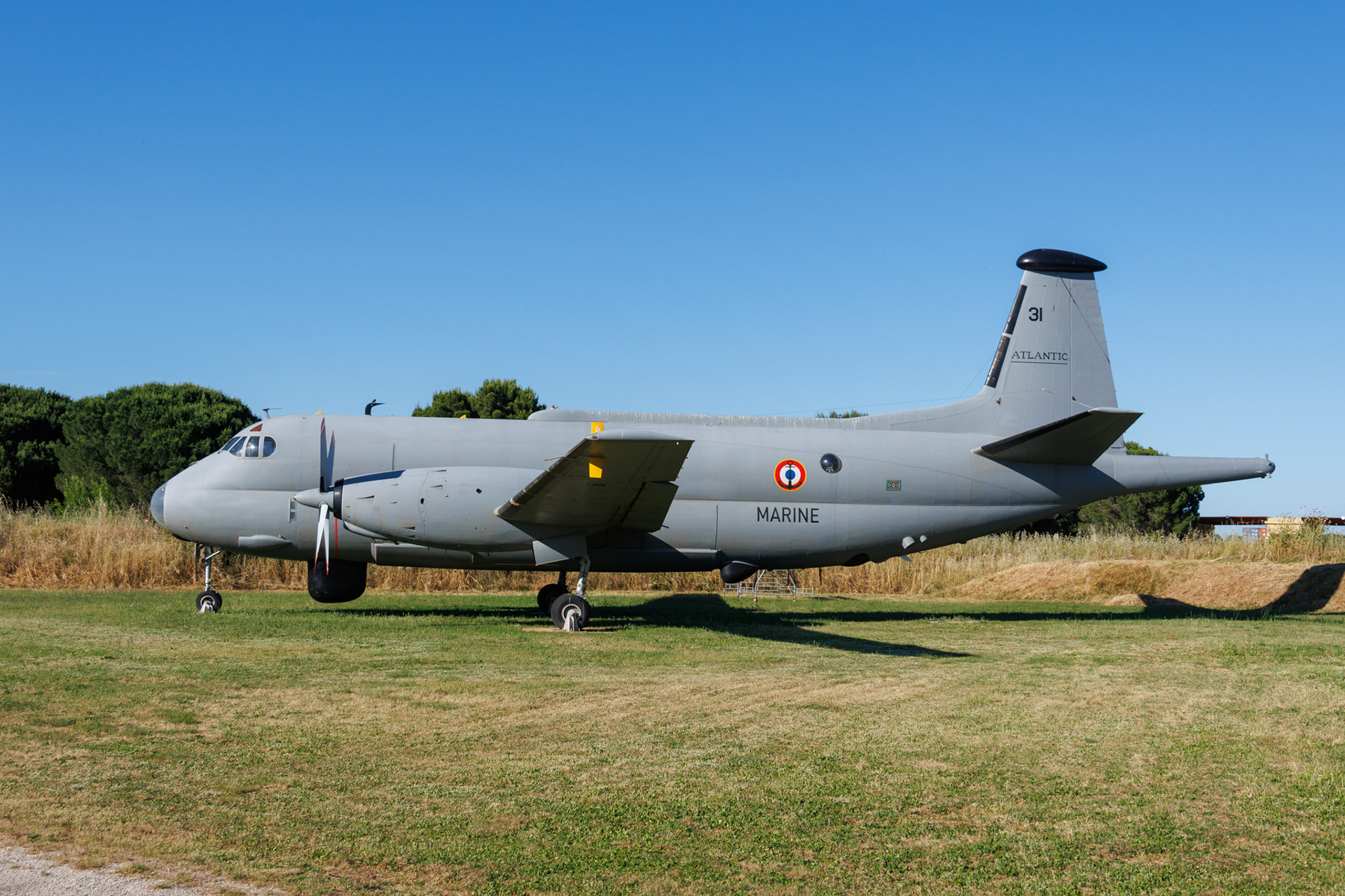 Deze Breguet Atlantic met als registratie 31 vloog ooit voor de Franse Marine, maar staat nu op een grasveld op het vliegveld van Nimes Garons.