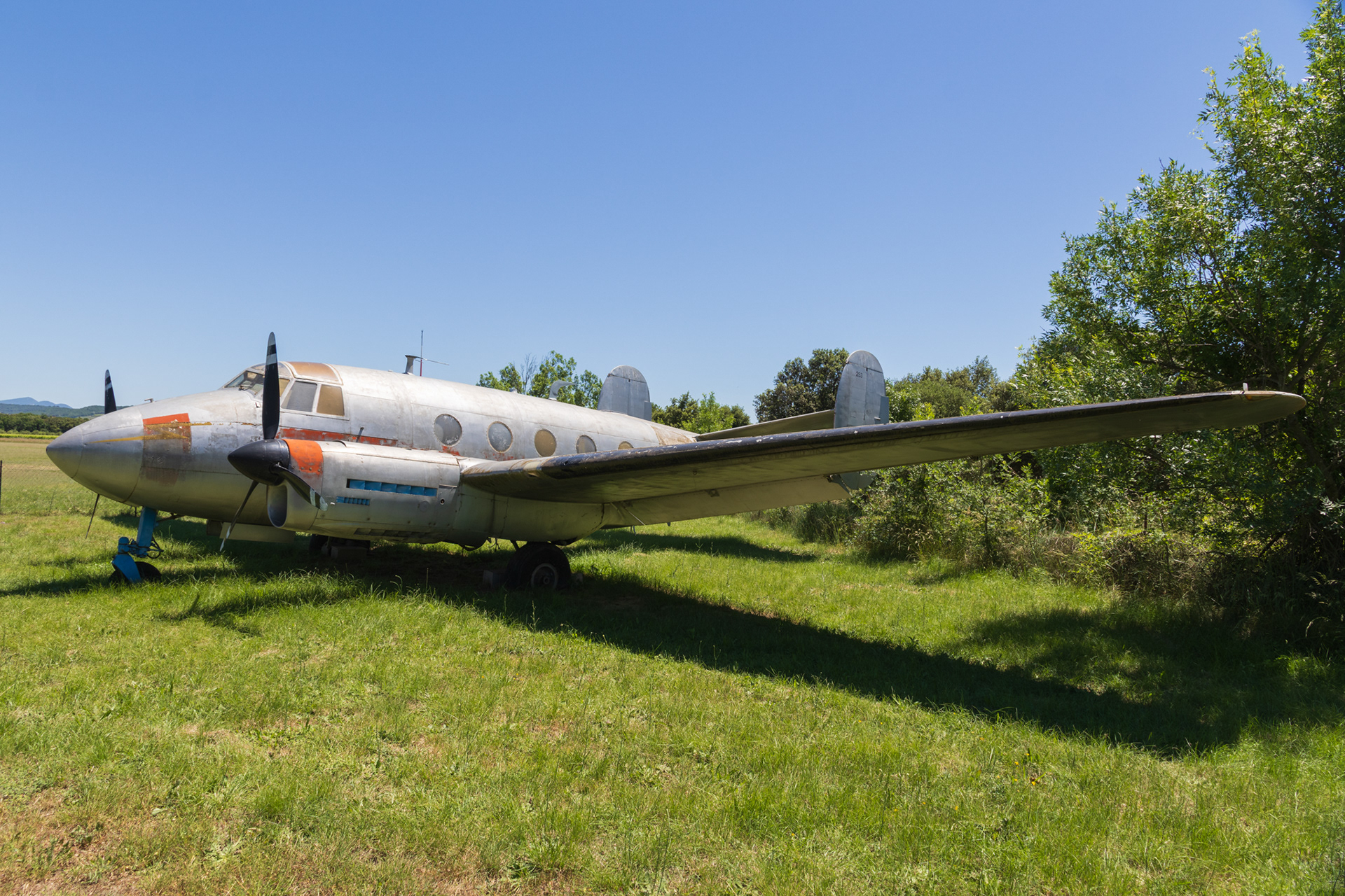 Dassault Flamant MD.312 met registratie 253 vloog ooit bij de Franse Luchtmacht maar staat nu op het vliegveld van Visan - Valreas.