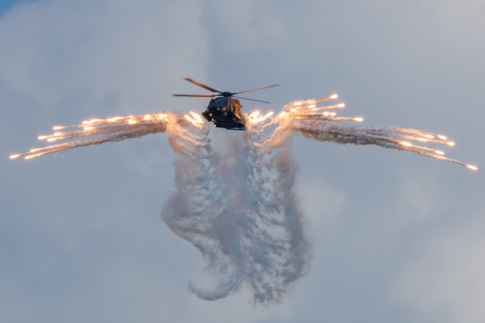 Een Duitse NH90 schiet flares af.