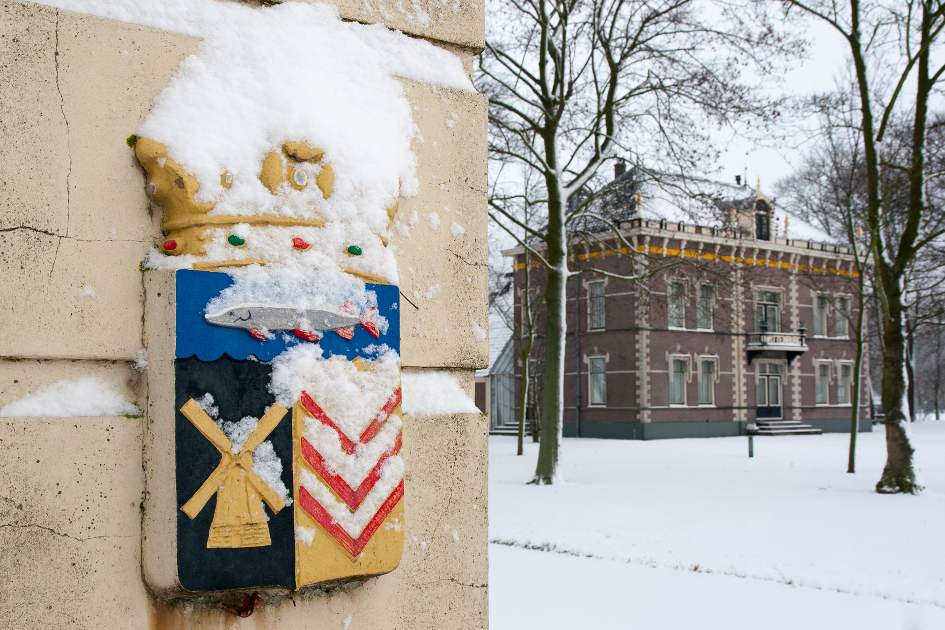 Het gemeentehuis van Schermer, Wittenburg in de sneeuw.