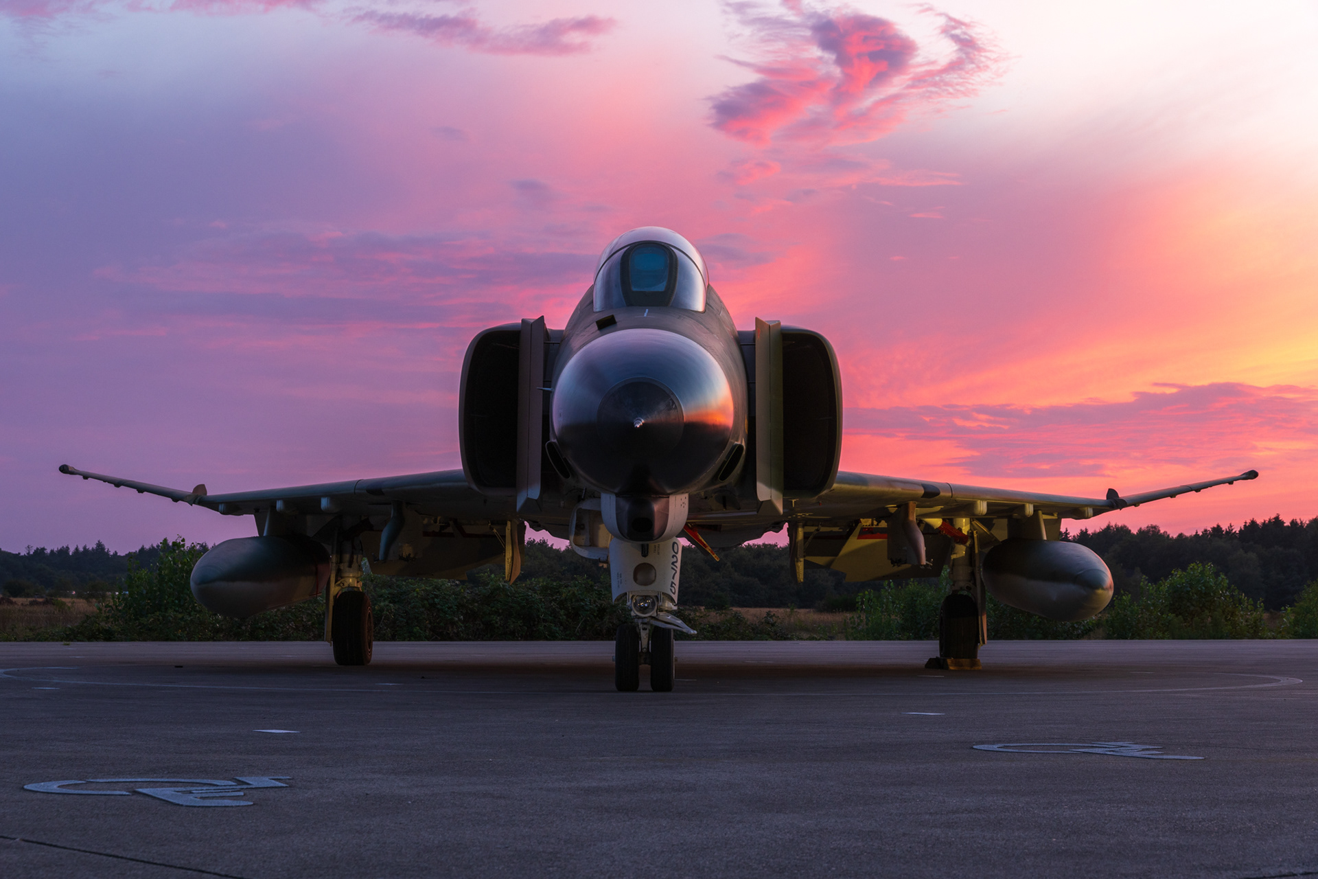 F-4 Phantom II frontaanzicht met imposante neus, de roze zonsondergang weerspiegeld in het cockpitraam