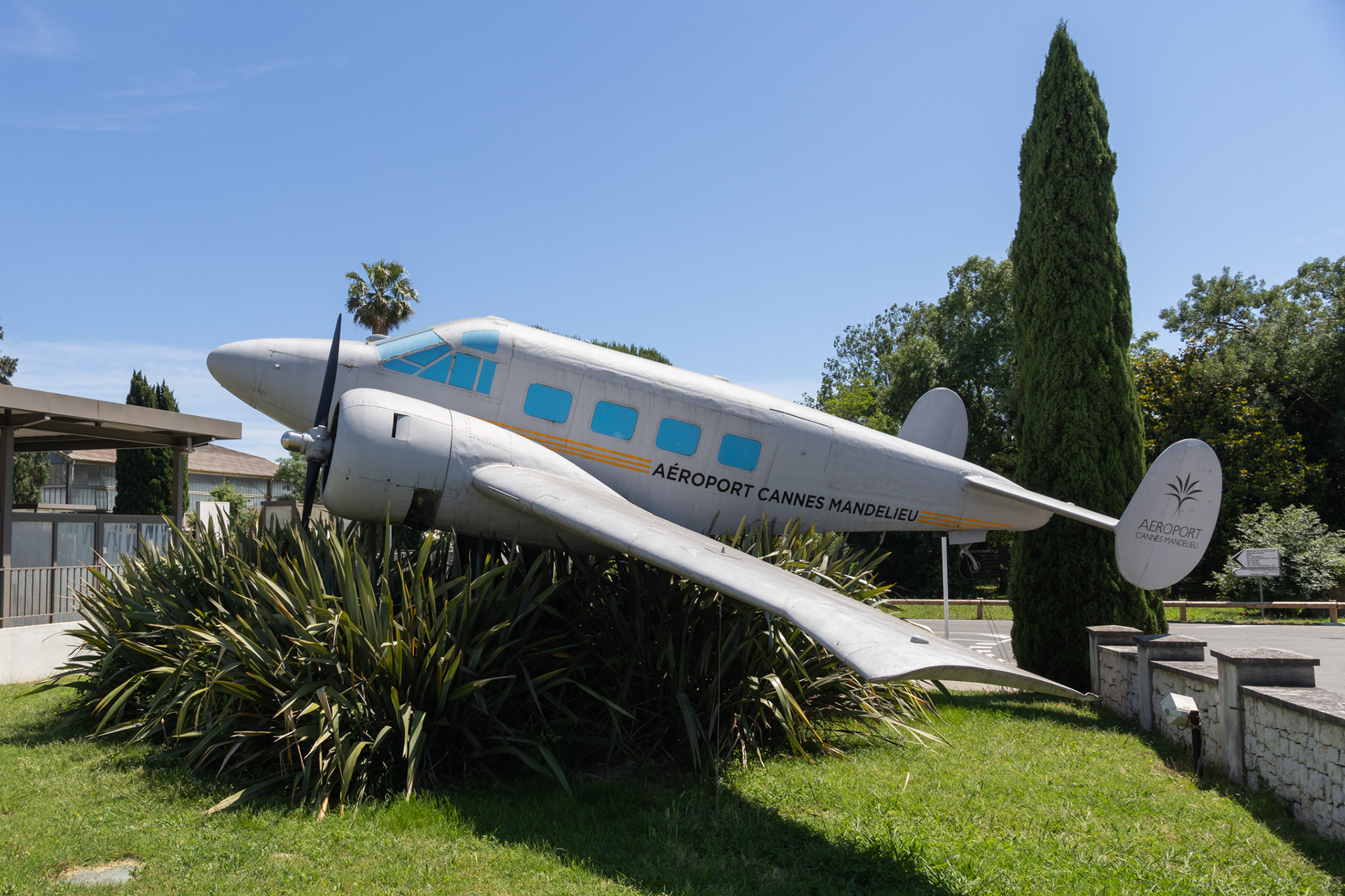 Beech Expeditor E.18S staat op een rotonde bij de luchthaven van Cannes en is ex 5U-MAW.