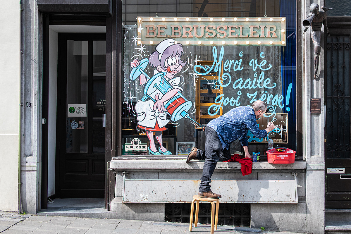 Jean Deras, gelegenheidsschilder van vitrines, plaatste in mei 2020 een hommage aan de helden van de zorg op de vitrine van het Oeis van ‘t Brussels