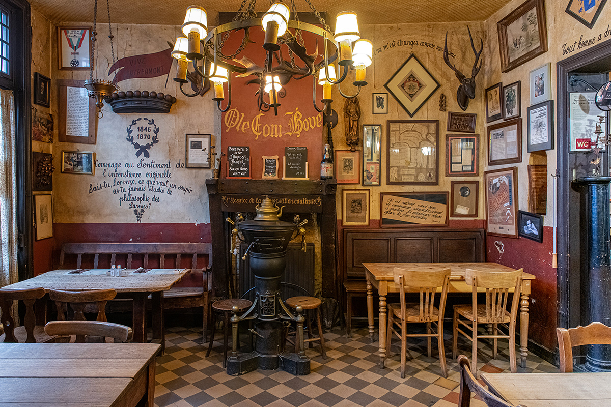 Interieur Goudblommeke van Papier, een van de oudste Brusselse cafés (Cellebroersstraat/Rue des Alexiens 55) dat nog open is met een bijzondere geschiedenis als kunstenaarskroeg