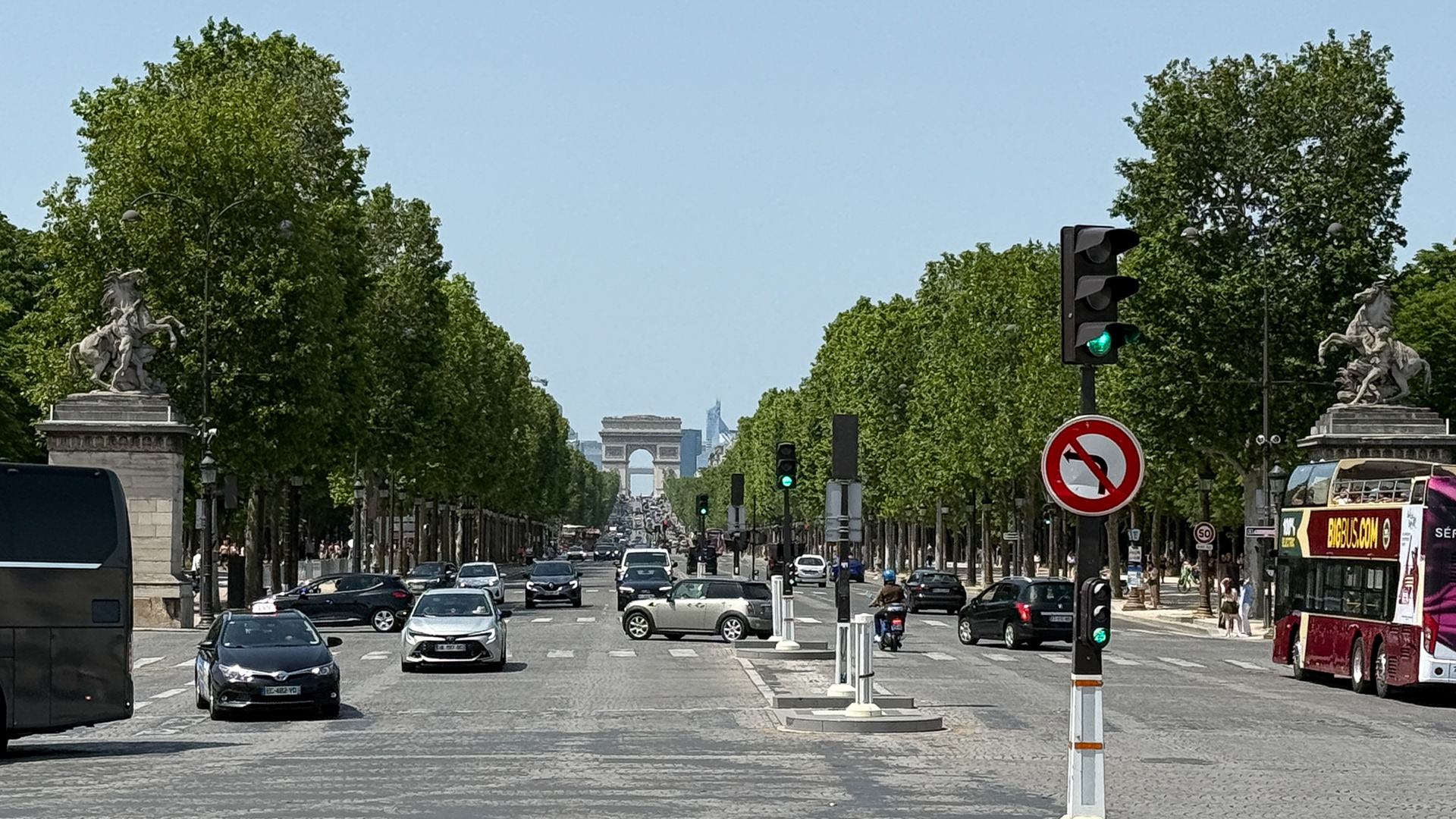 Arc de Triumph waaaayyy down there