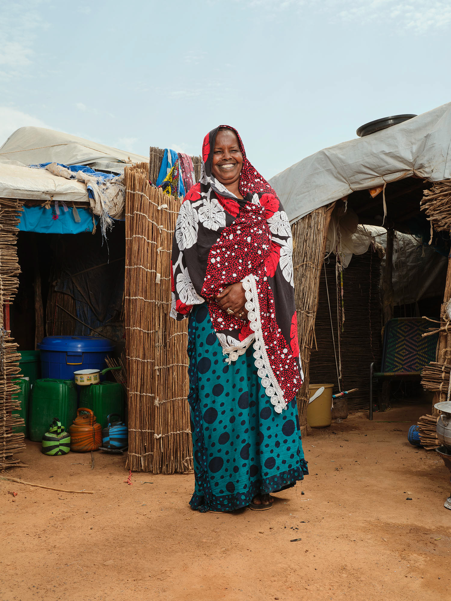 Hadia Dallo lives in the camp for displaced persons in Sénou. During the rainy season (July-August), she spends her time harvesting corn in the fields surrounding the camp. The rest of the year, she takes care of her household and her four children. Bamako, May 2025