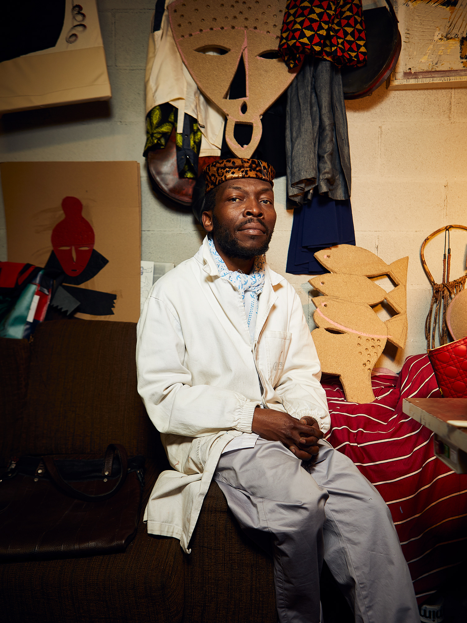 Luloloko Mays, 40 years old, is an artisan originally from the Democratic Republic of Congo; initially a painter who with time grew closer to other artistic realities like fashion and dressmaking. He arrived in Italy in the year 2000 thanks to a scholarship promoted by the Italian Embassy that enabled him to move to Florence and start the Fine Art Academy there. The cultural ambience together with the artisanal mastery present in Florence allowed his artistic talents as a painter to develop and embrace the world of fashion. Luloloko has been living and working in Florence for twenty years now, he feels like an old foreigner that knows the ins and outs of the city. His competences and personal vison in the worlds of art and fashion enabled him to feel integrated.