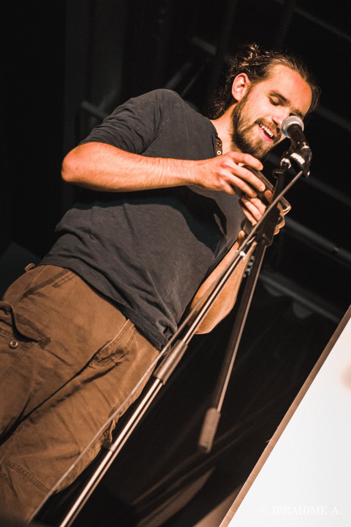 Photographie d'Antoine Le Blet pendant la lecture d'une oauvre littéraire au 3REG création