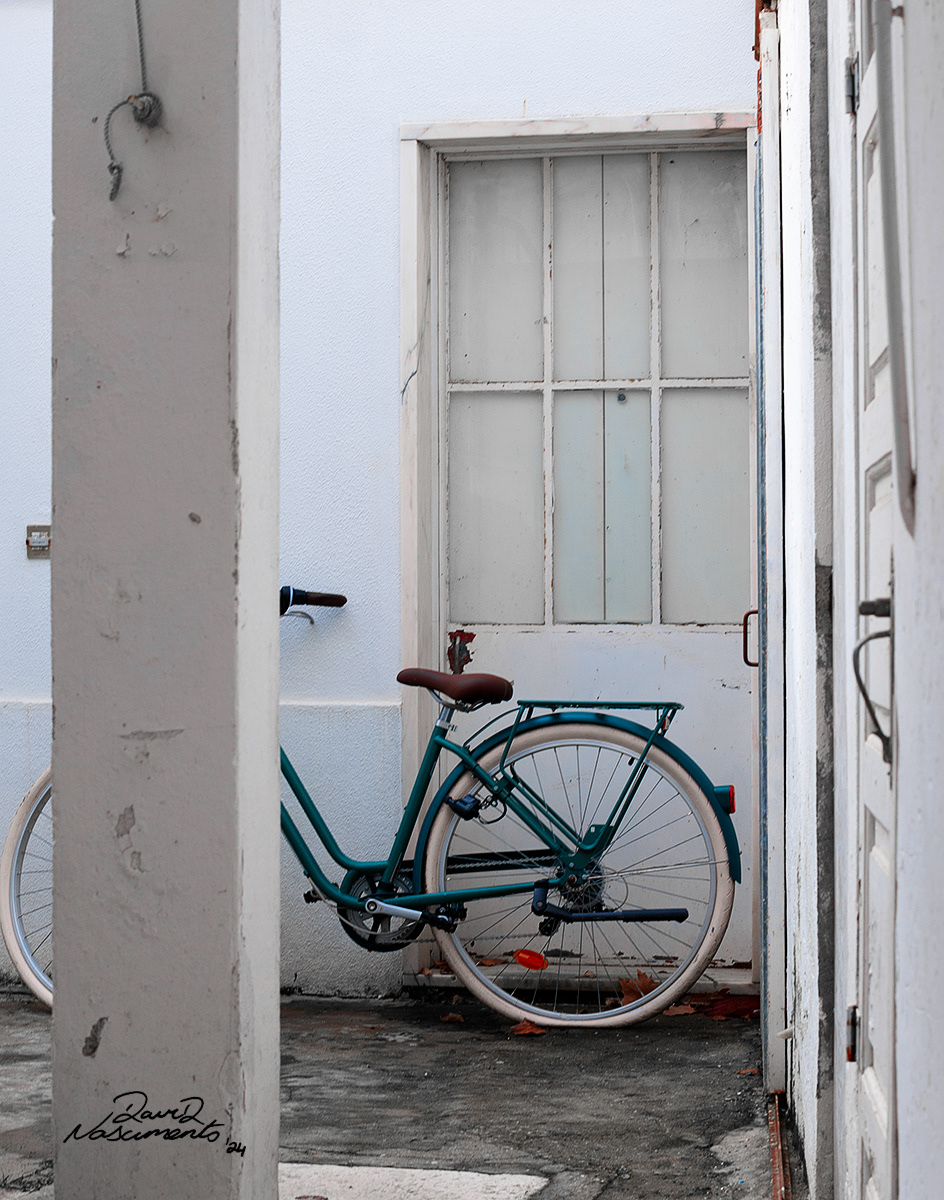 Bicicleta - Caldas da Rainha, Portugal - 50mm Exposure: 1/80 sec, f/8,  ISO 100 Time 12:31