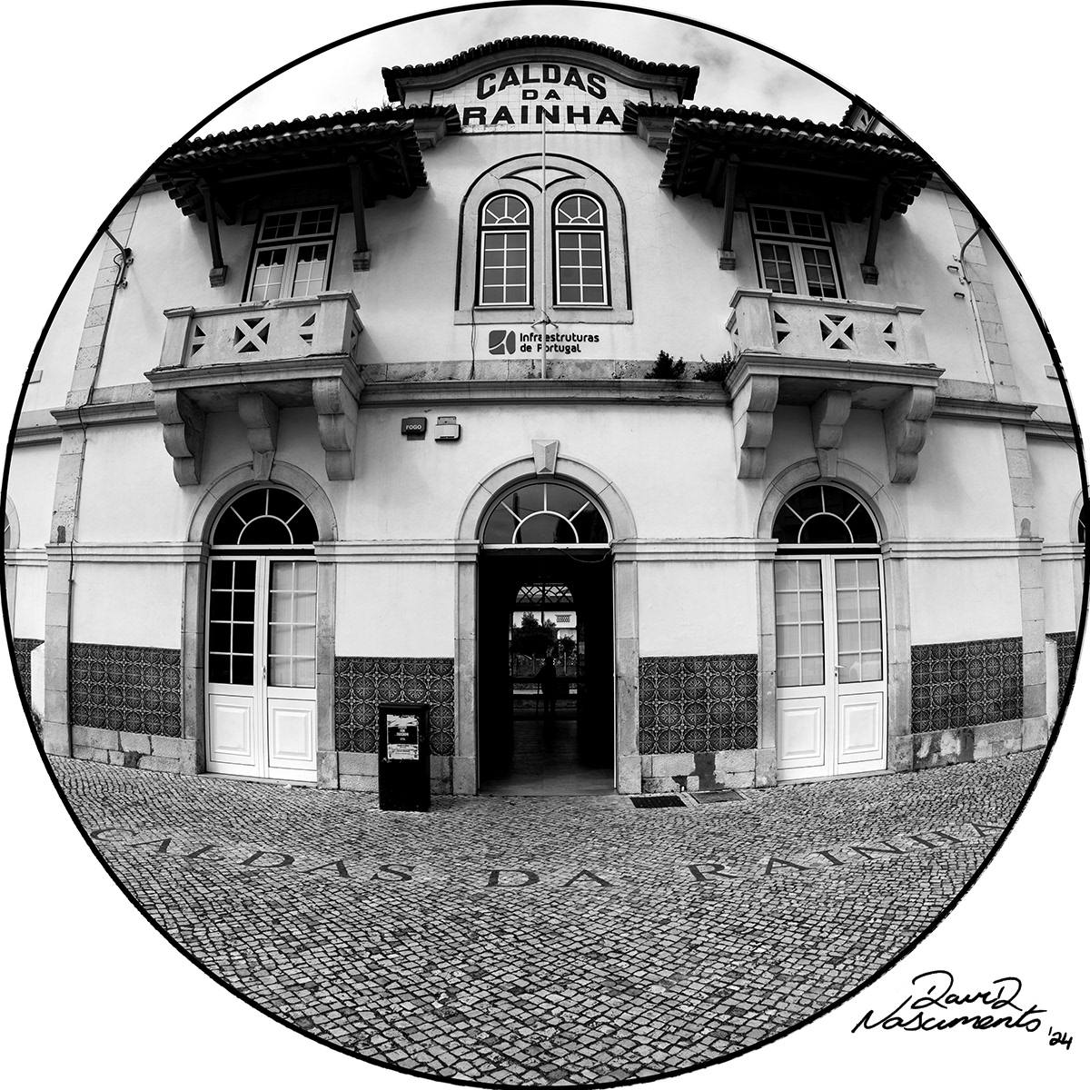 Estação Ferroviária - Caldas da Rainha, Portugal - 16mm Exposure: 1/125 sec, f/11,  ISO 100 Time 11:06