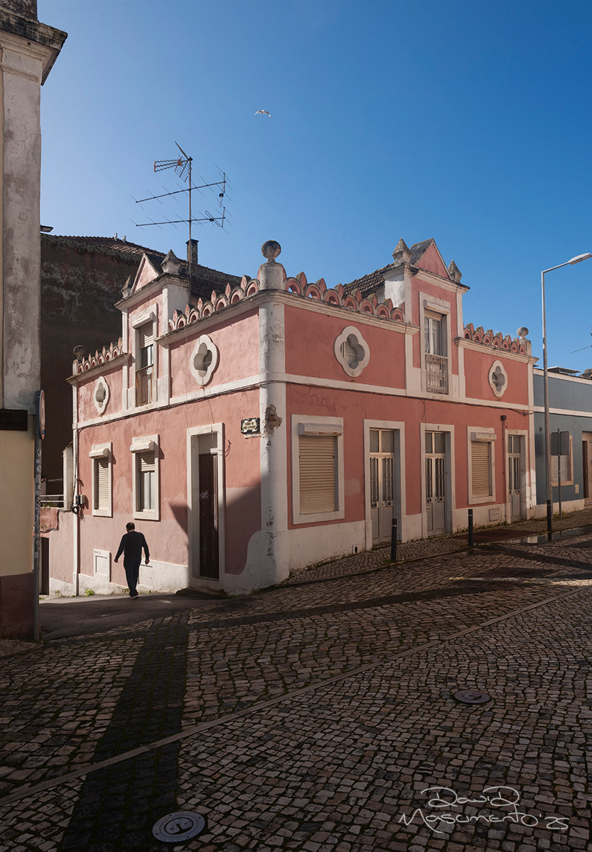 Rua da Feira - Caldas da Rainha, Portugal - 24mm Exposure: 1/125 sec, f/11,  ISO 100 Time 10:44