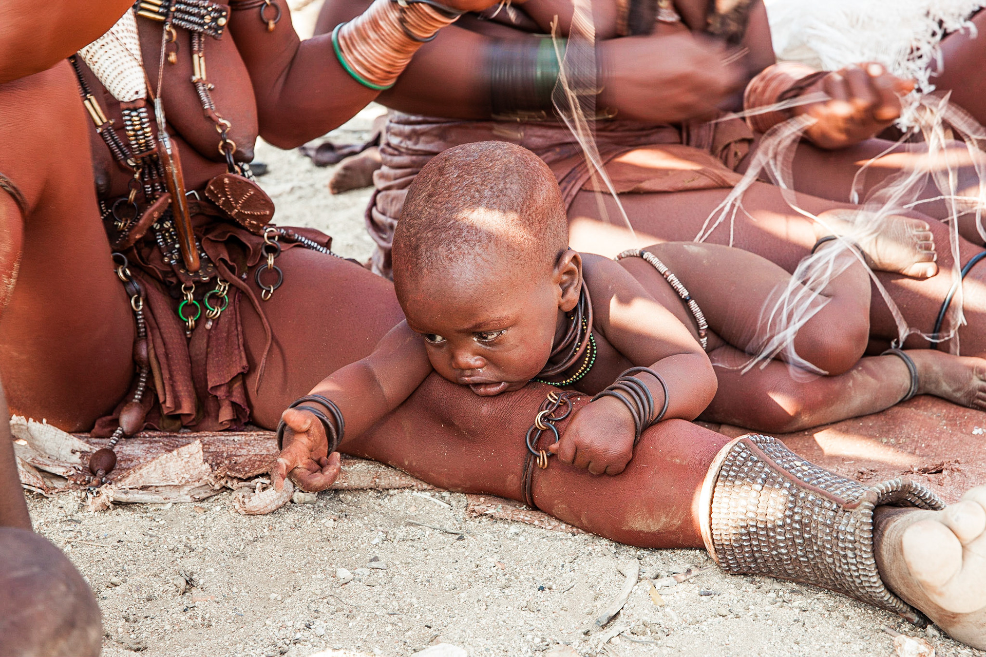 Denním stereotypem himbských žen je splétání ozdob z vláken pocházejících z pytlů od kukuřičné mouky.