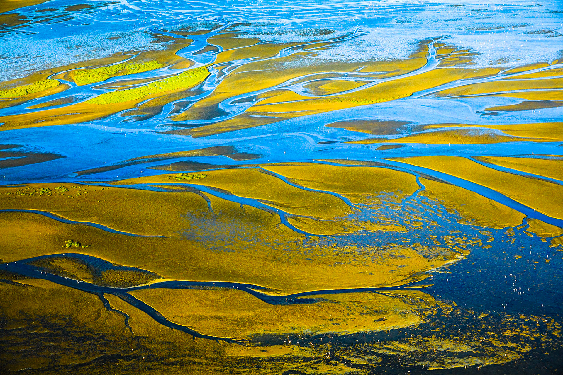 Namib není jen pouští nejvyšších písešných dun na světě, ale ve skutečnosti má opravdu mnohu tváří. Ty mnohdy zůstávají skryty právě uprostřed nedostupných dun, a tak nejlepší způsob vedoucí k jejich odhalení, je najmutí si letadla a pohled z nebe.
