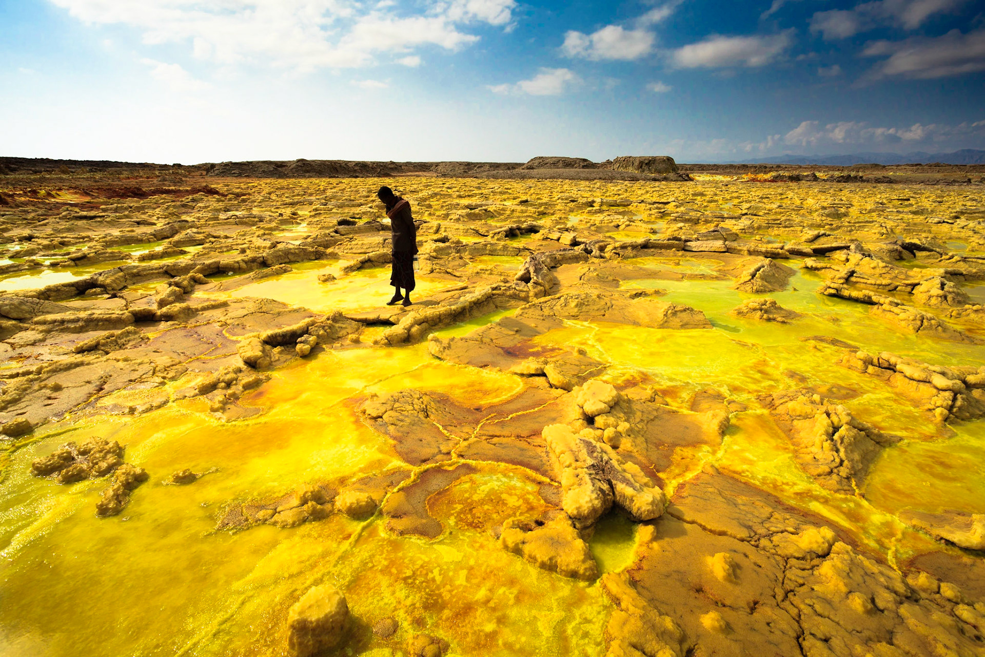 Průvodce nám vysvětluje na co šlapat, aby náš výlet přes kyselino-solno-sírové pole proběhl bez zbytečných problémů.