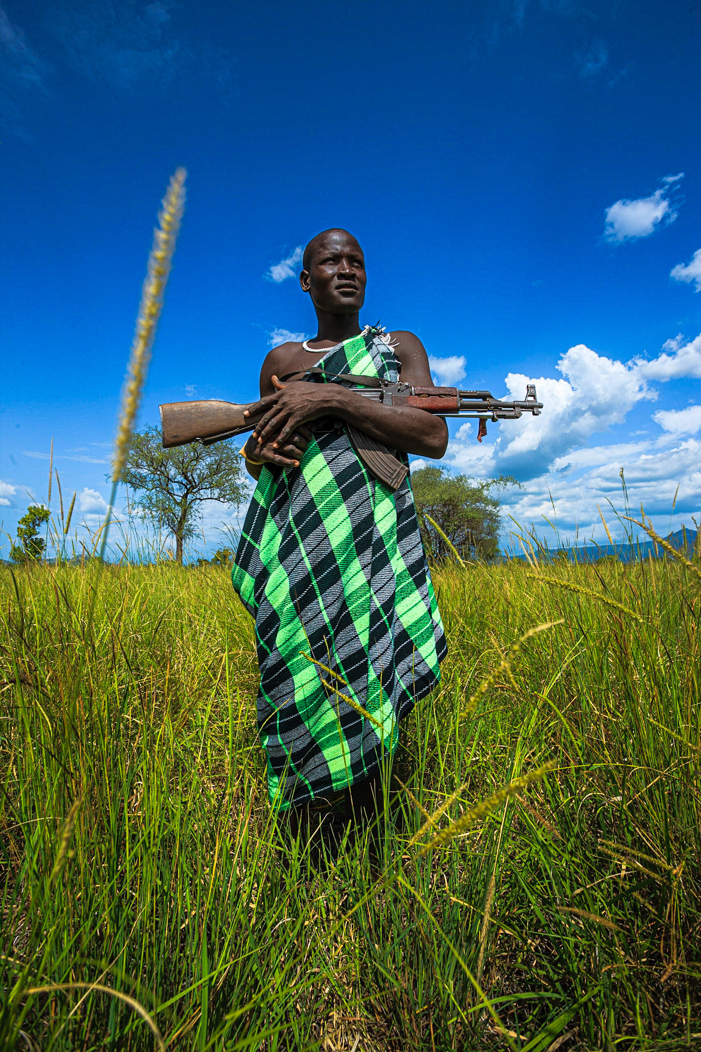 Mursijský bojovník dohlíží na svá stáda v Národním parku Mago.