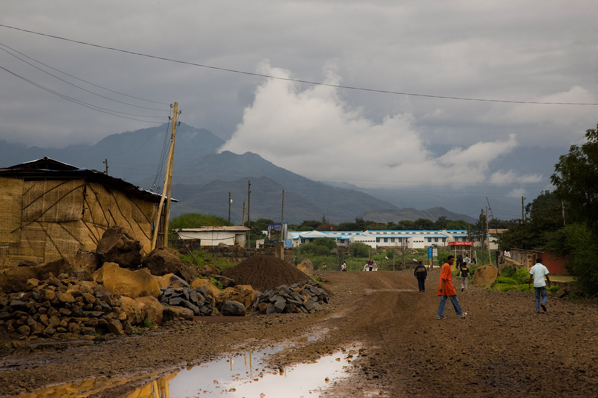 Po dešti se ulice ve městě změní v bahenní lázně a bez 4x4 není v podstatě šance cokoliv podniknout.