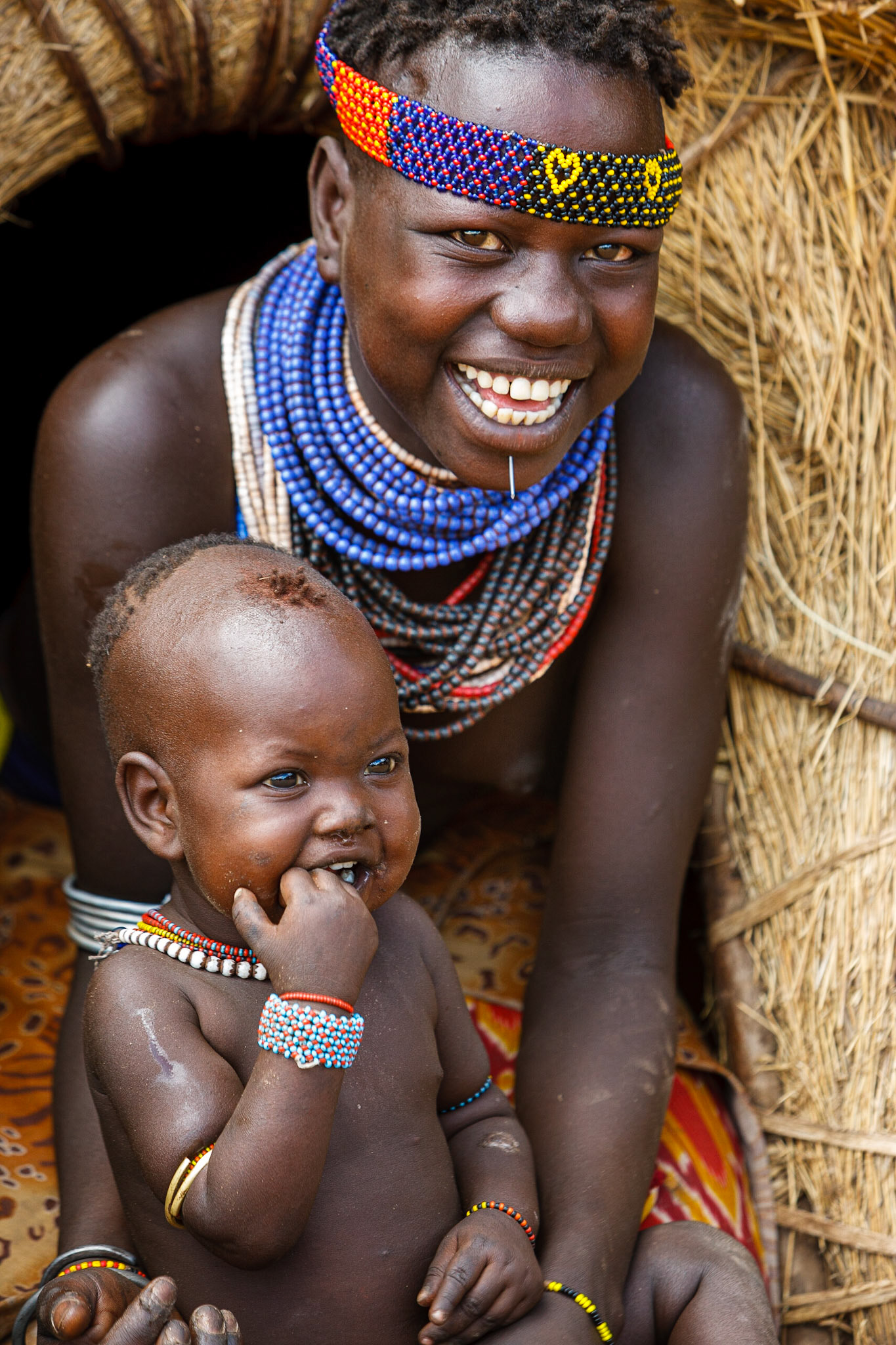 Dívka z kmene Karo se chlubí se svým potomkem. Pokud obyvatele Omo Valley netrápí dlouhodobá sucha a okolní příroda poskytuje dostatek pastvy pro dobytek, jsou lidé šťastní. Když se však situace otočí, stává se zdejší oblast vyprahlým peklem a úsměvy z tváří nadlouho zmizí.