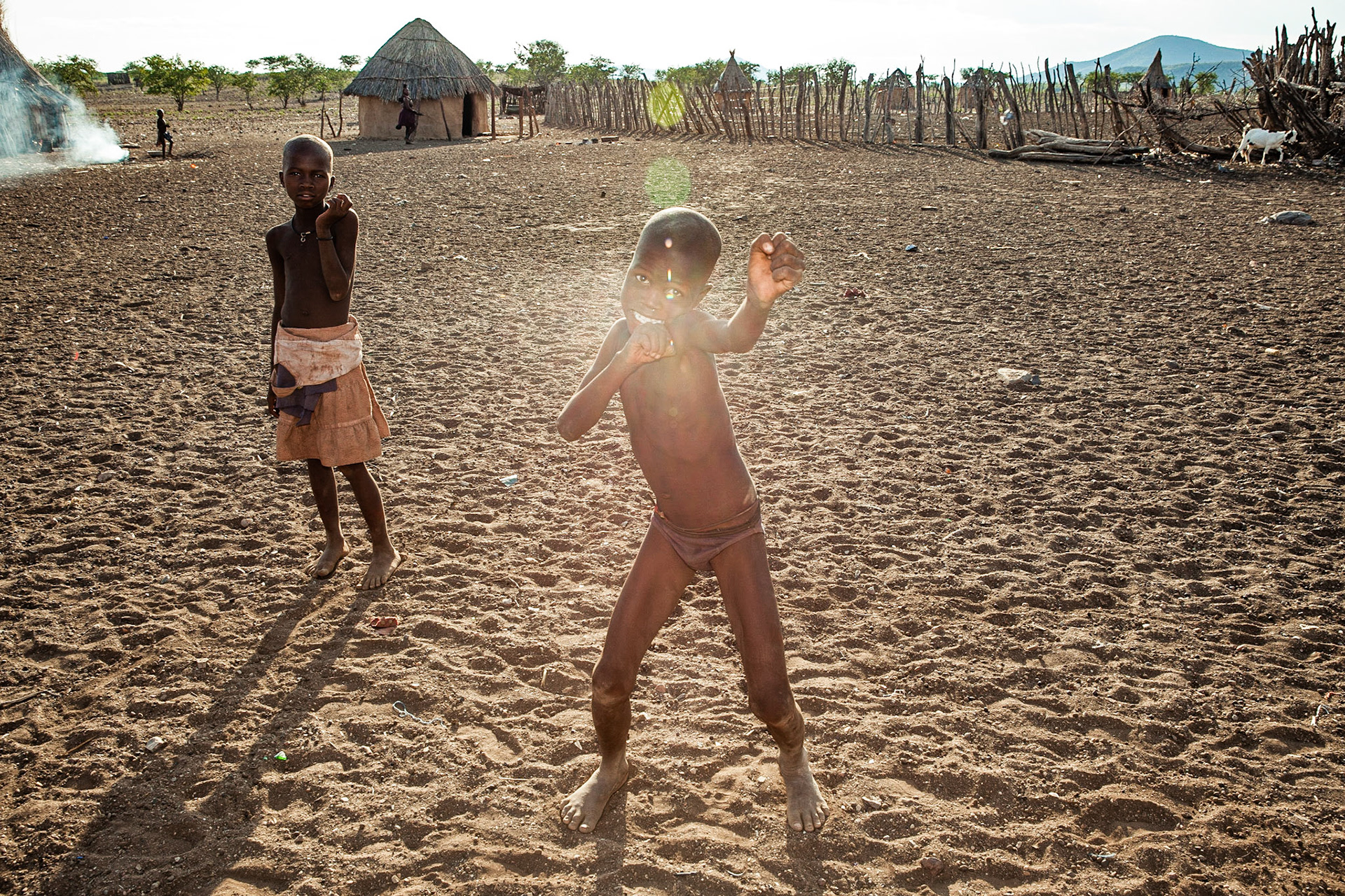 Dětí je v himbských vesnicích mnoho, ale zajímavé je, že jsme viděli převážně chlapce. Dívek bylo k vidění opravdu málo.