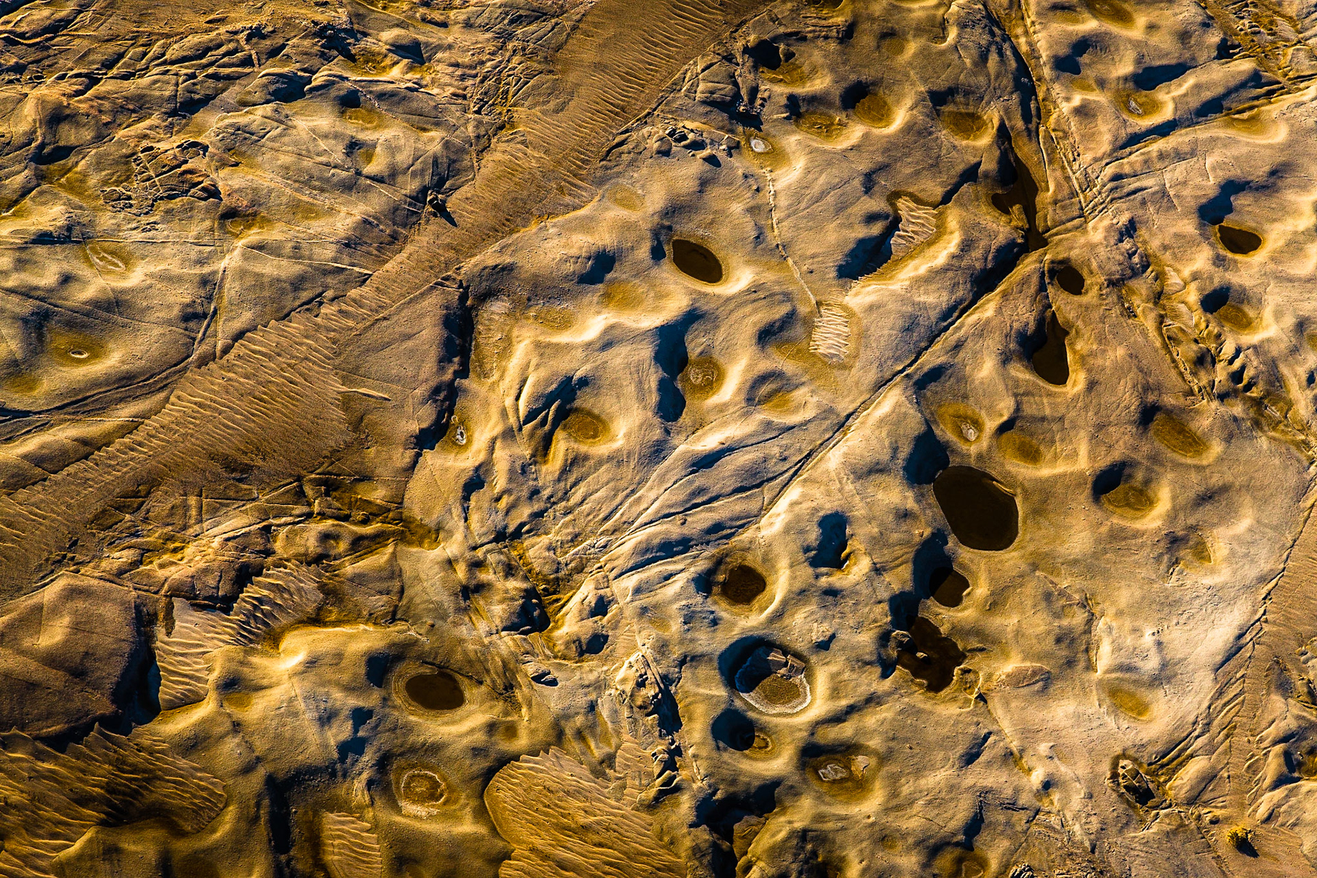 Namib není jen pouští nejvyšších písešných dun na světě, ale ve skutečnosti má opravdu mnohu tváří. Ty mnohdy zůstávají skryty právě uprostřed nedostupných dun, a tak nejlepší způsob vedoucí k jejich odhalení, je najmutí si letadla a pohled z nebe.